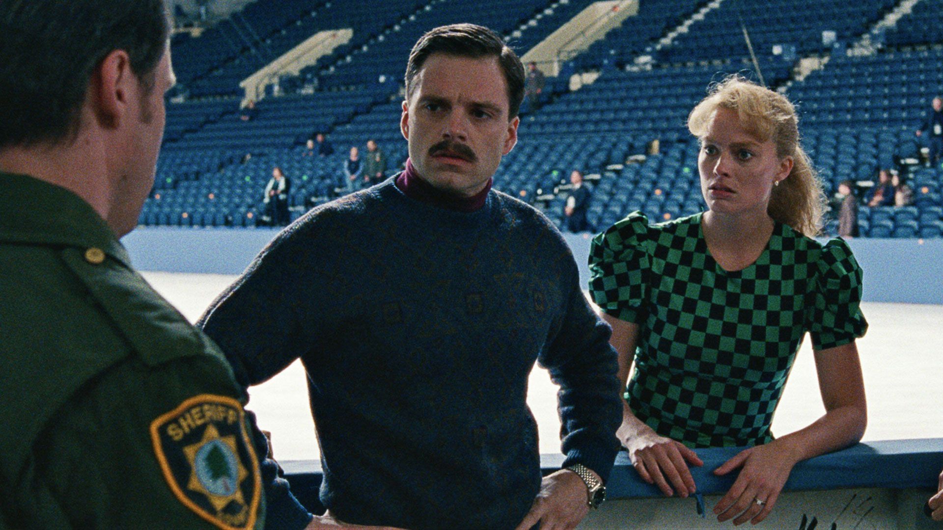 
                <strong>I, Tonya (2017)</strong><br>
                "I, Tonya" erzählt die Geschichte von Tonya Harding (gespielt von Margot Robbie), die als "Eishexe" Berühmtheit erlangte. Ihrer größten Konkurrentin im Eiskunstlauf, Nancy Kerrigan, wurde kurz vor den Olympischen Winterspielen 1994 in Lillehammer mit einem Totschläger das Knie zertrümmert. Der Mann Hardings gab diesen Anschlag einst in Auftrag.  
              