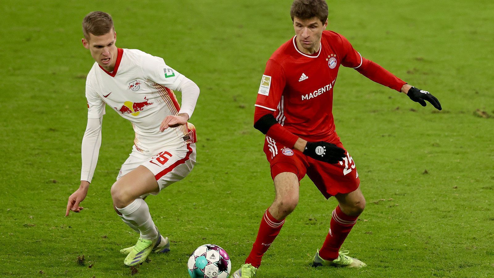 
                <strong>RB Leipzig - Bayern München: Die Teams im Head-to-Head-Vergleich</strong><br>
                Es ist das Topspiel schlechthin in der Bundesliga 2020/2021. Am Samstag empfängt der Tabellenzweite RB Leipzig Spitzenreiter Bayern München (ab 18:30 Uhr im Liveticker auf ran.de). Im Hinspiel trennten sich beide Mannschaften nach einem furiosen Schlagabtausch 3:3. Vor dem Wiedersehen unterzieht ran.de die mutmaßlichen Startformationen einem Head-to-Head-Vergleich.
              