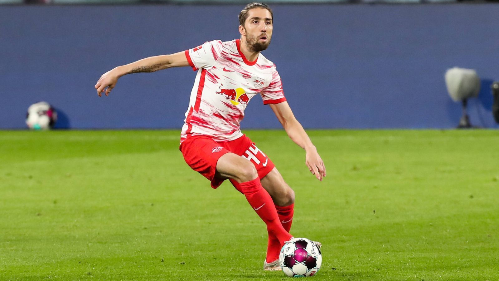 
                <strong>Platz 9 (geteilt): Kevin Kampl (RB Leipzig)</strong><br>
                Kevin Kampl erreichte zuletzt immer seltener seine Leistungsgrenze, die ihn bei RB Leipzig zwischendurch unverzichtbar machte. Lediglich zwei Torbeteiligungen in 39 Pflichtspielen gelangen ihm 2020/21, dazu wurde der Slowene zuletzt 30 Jahre alt. "transfermarkt.de" belegt ihn mit einem Minus von vier Millionen Euro, sein neuer Wert liegt bei zehn Millionen.
              