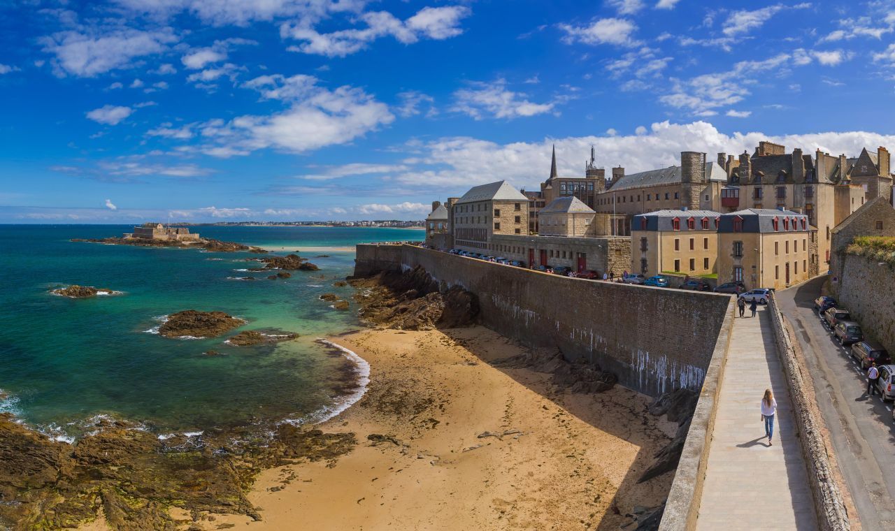 St. Malo, Frankreich: Diese befestigte Hafenstadt in der Bretagne ist für ihre extremen Gezeiten bekannt. Während der Flut wird die Stadt fast völlig von Wasser umgeben, während bei Ebbe ein breiter Strand sichtbar wird.
