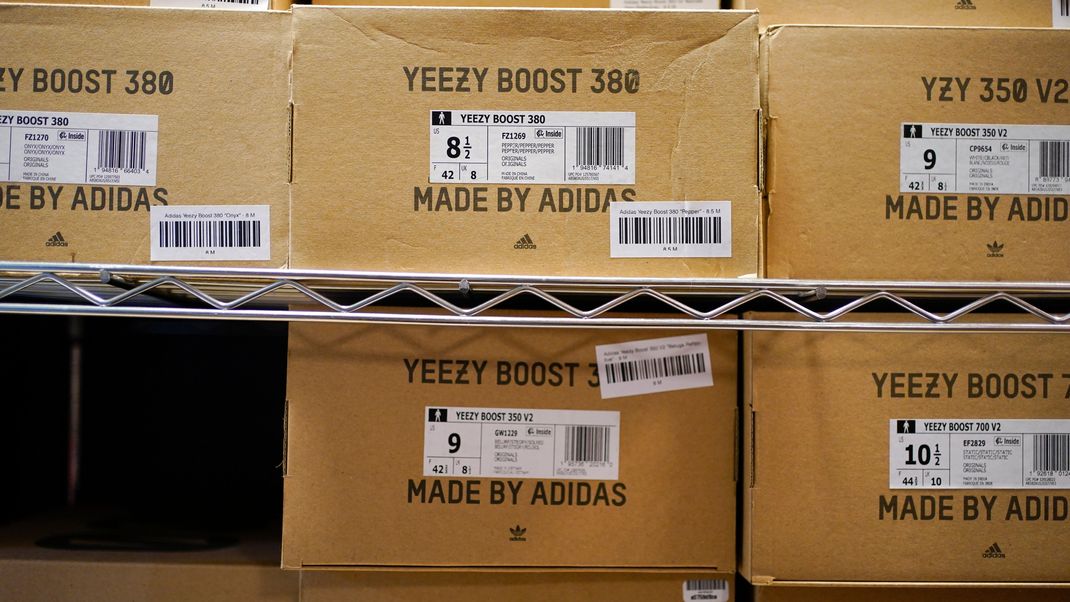 Adidas-Boxen mit "Yeezy"-Sneakern der Kollektion mit Kanye West.