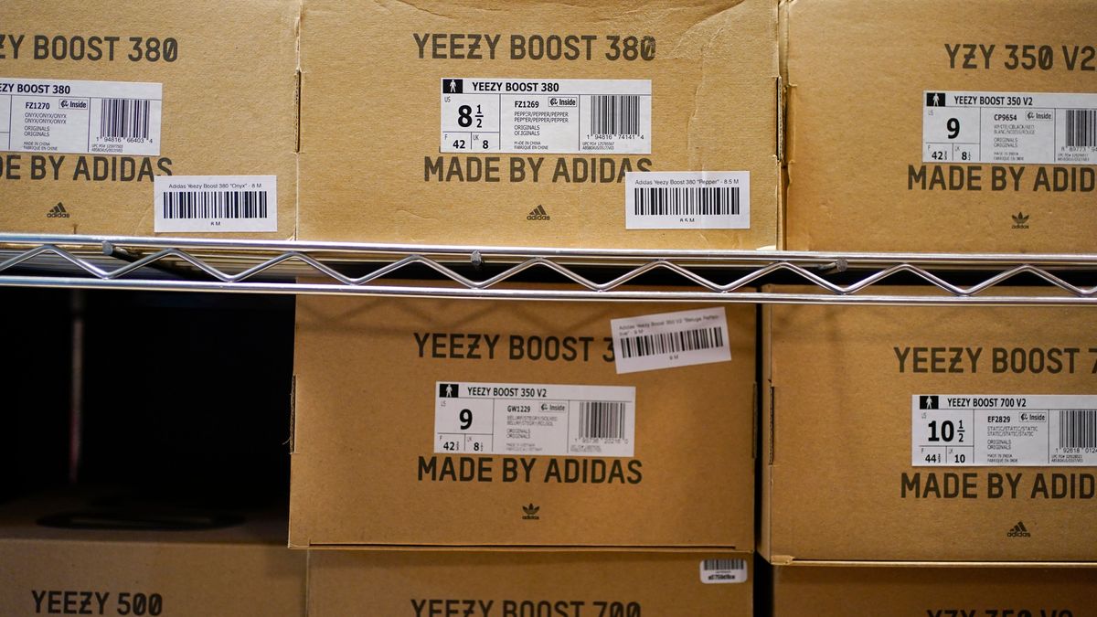 Adidas-Boxen mit "Yeezy"-Sneakern der Kollektion mit Kanye West.