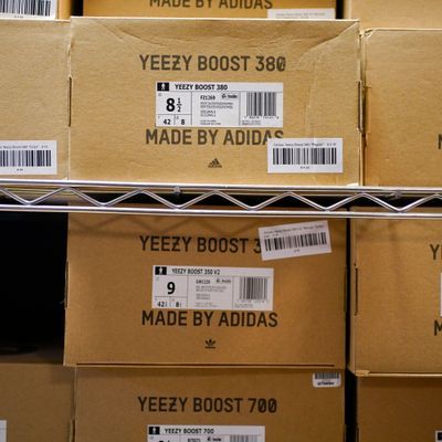 Adidas-Boxen mit "Yeezy"-Sneakern der Kollektion mit Kanye West.