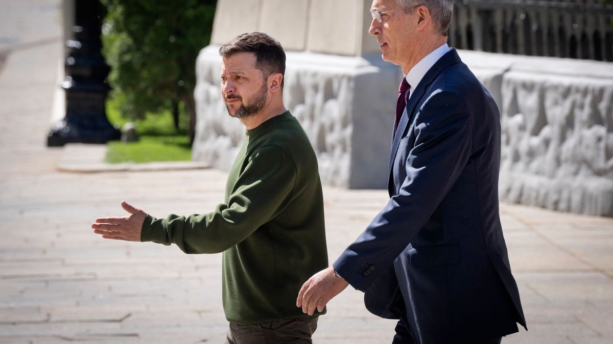 Wolodymyr Selenskyj (l) und Jens Stoltenberg