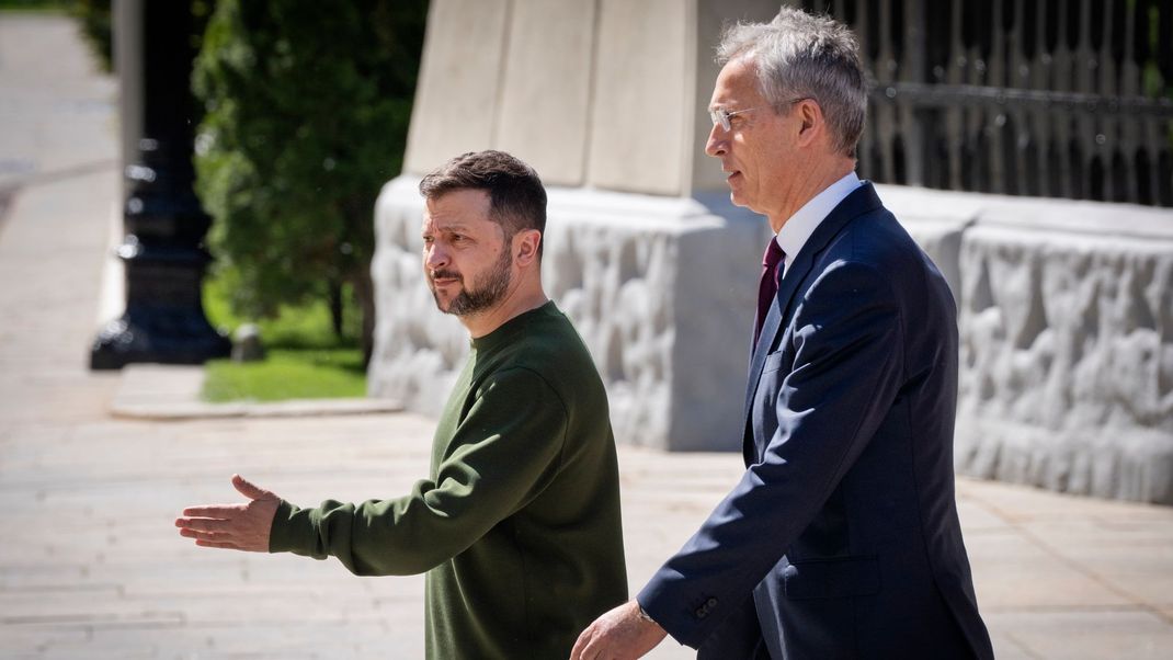 Gemeinsam gegen den russischen Krieg: Wolodymyr Selenskyj (links) und Jens Stoltenberg, NATO-Generalsekretär.