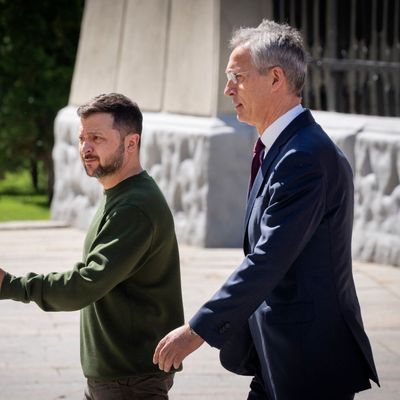 Wolodymyr Selenskyj (l) und Jens Stoltenberg