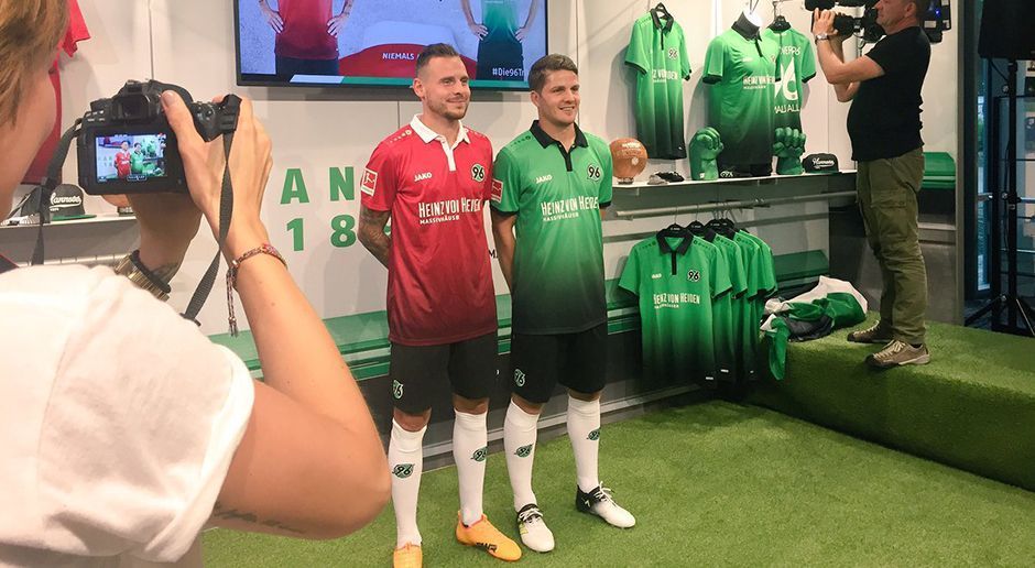 
                <strong>Hannover 96</strong><br>
                Bei Bundesliga-Aufsteiger Hannover 96 setzt man in der kommenden Saison auf klassische Farben. Wie in den vergangenen Jahren laufen die Niedersachsen in roten und grünen Trikots auf.
              