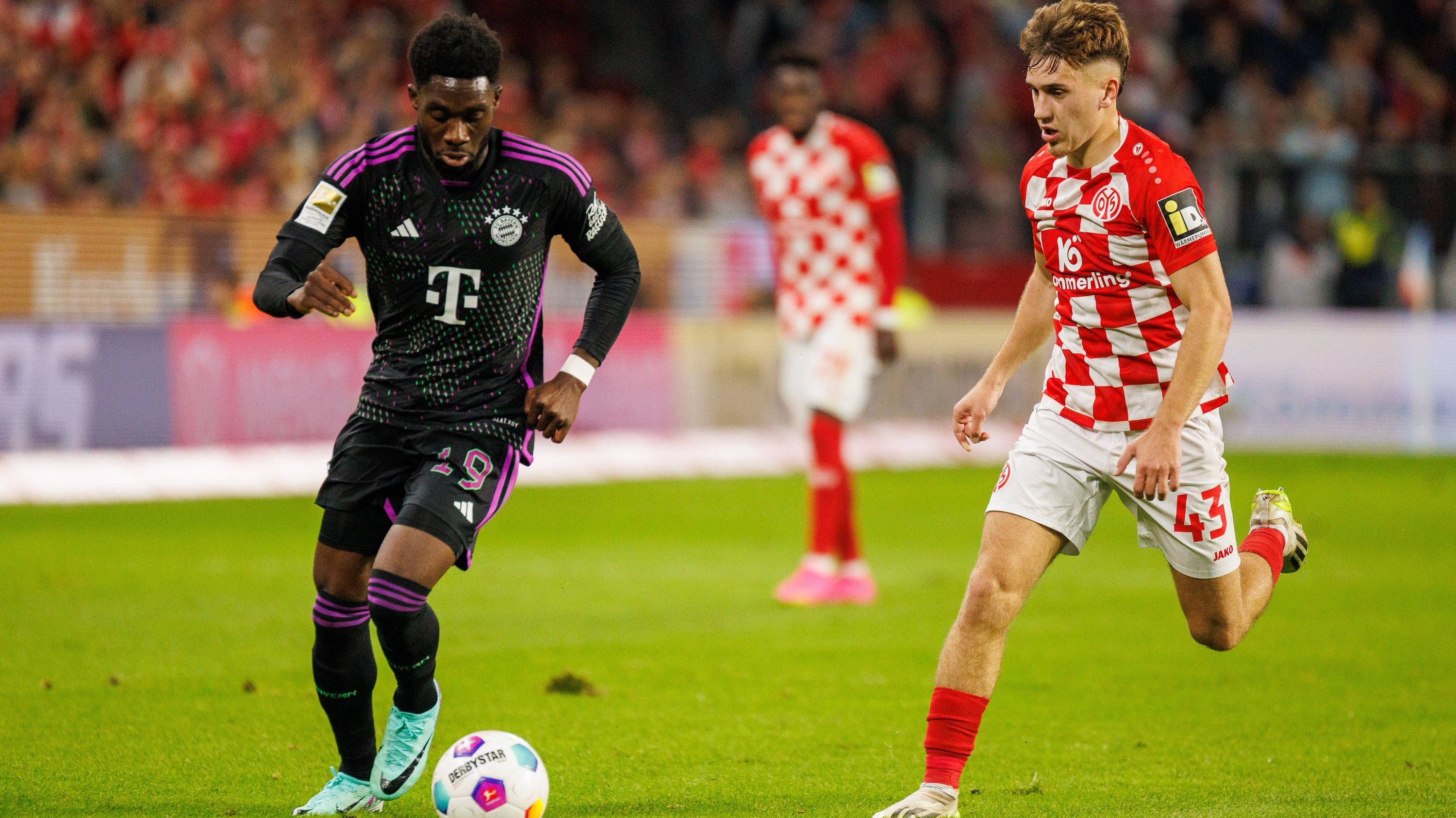 <strong>Alphonso Davies</strong><br>Sucht immer wieder den Weg in die Tiefe, geht in der Defensive aber zu zaghaft vor. Lässt offensiv die Genauigkeit vermissen. Wieder mal kein echter Faktor im Spiel der Bayern. <em><strong>ran</strong></em><strong>-Note: 4</strong>