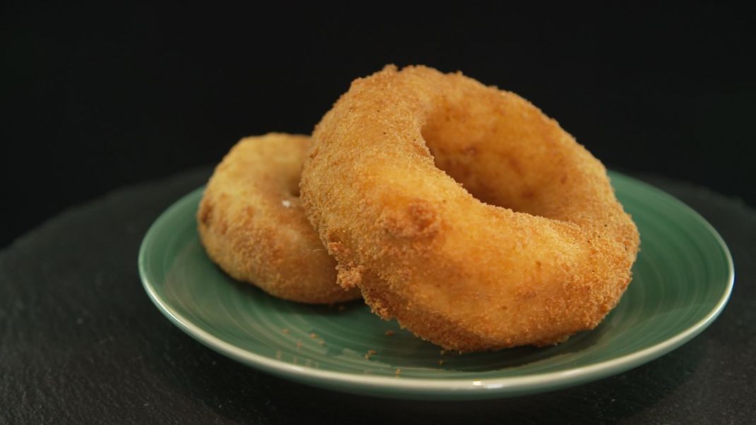 Zwiebel-Käse-Donuts: Wir zeigen dir, wie du sie zu Hause nachmachen kannst.