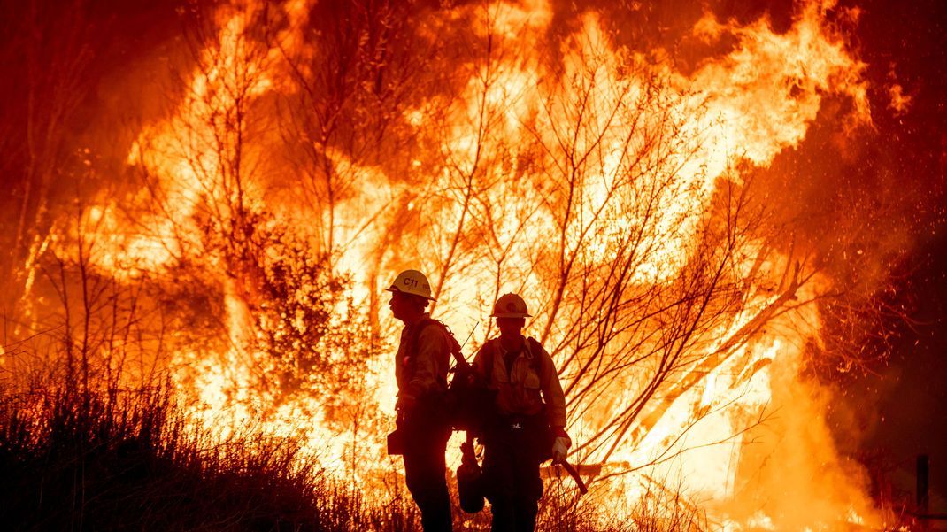 Feuerwehrleute bekämpfen das Kenneth-Feuer im Stadtteil West Hills von Los Angeles.