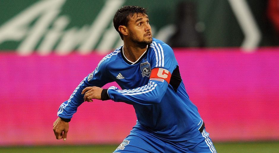 
                <strong>2012: Chris Wondolowski (San Jose Earthquakes)</strong><br>
                2012: Chris Wondolowski (San Jose Earthquakes). Für San Jose war 2012 bereits das Halbfinale der Western Conference Endstation (2:3 gegen den späteren Champion LA Galaxy). Earthquakes-Stürmer Wondolowski wurde trotzdem zum MVP gewählt. Der US-Amerikaner wurde mit 27 Toren (neun Treffer Abstand zum Zweitplatzierten) unangefochtener Torschützenkönig.
              