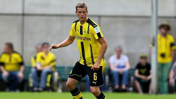 
                <strong>Sven Bender</strong><br>
                Sven Bender: "Trainer, wenn die Syndesmose noch ganz ist, kann ich spuin." Dieser Satz von Sven Bender zeigt, dass es viel braucht, um den ehemaligen Löwen am Spielen zu hindern. Trotzdem fällt Bender seit den Olympischen Spielen in Rio mit Sprunggelenksproblemen aus. Schon das Finale im Maracana absolvierte Bender unter Schmerzen. In einem Gespräch mit dem "kicker" meinte Bender, ein Comeback noch in der Hinrunde sei das Ziel.
              