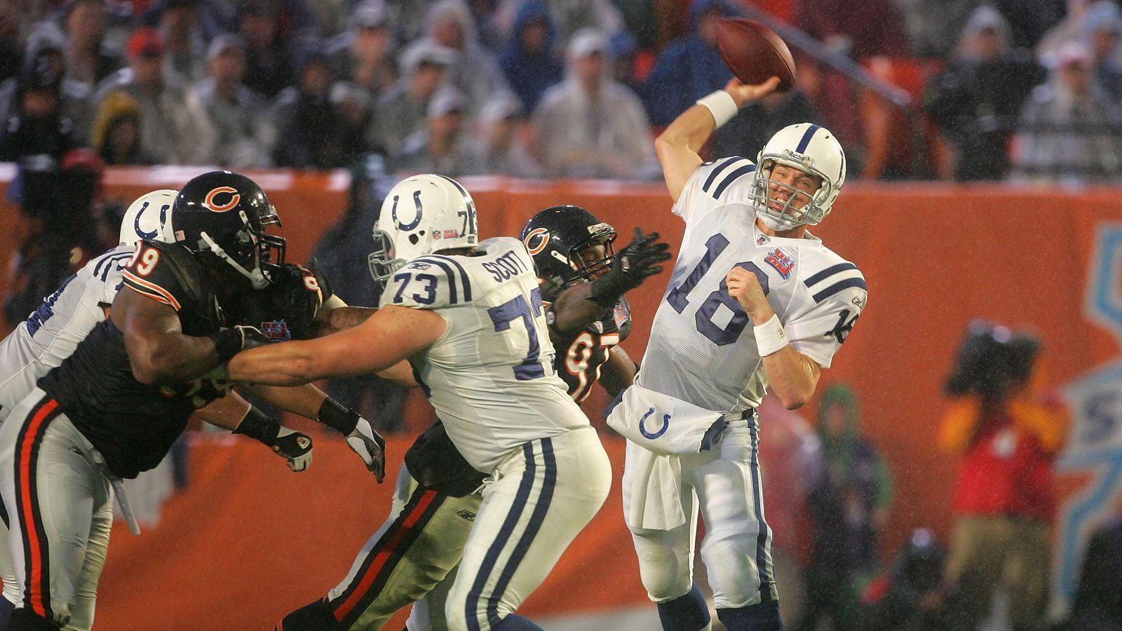 
                <strong>2007 - Super Bowl XLI - Indianapolis Colts</strong><br>
                Der 41. Austragung des Super Bowls drückte Peyton Manning seinen Stempel auf. Der Quarterback führte die Indianapolis Colts mit einer überragenden Leistung zum 29:17-Sieg über die Chicago Bears. Es war der erste Triumph im Super Bowl für Manning.
              