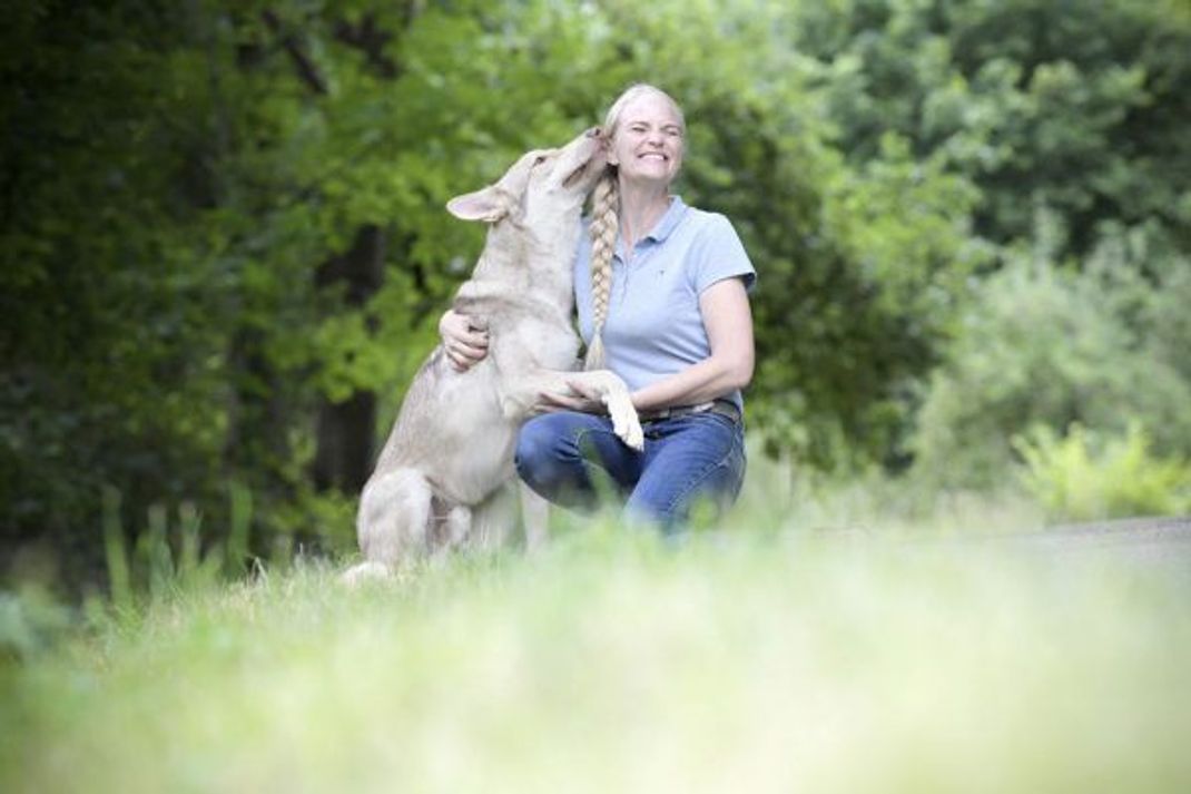 Ich hab dich zum Abschlecken gern: Yvonne Gutsche und ihr Saarloos-Wolfhund Jesper.