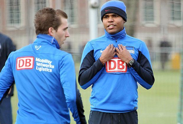 
                <strong>Auch Ronny ist vor Ort</strong><br>
                Bereits einige Tage zuvor war der brasilianische Mittelfeldspieler Ronny ins Training eingestiegen. Der 27-Jährige kam in der Hinrunde vor allem wegen mangelnder Fitness nicht über die Rolle als Ergänzungsspieler hinaus
              