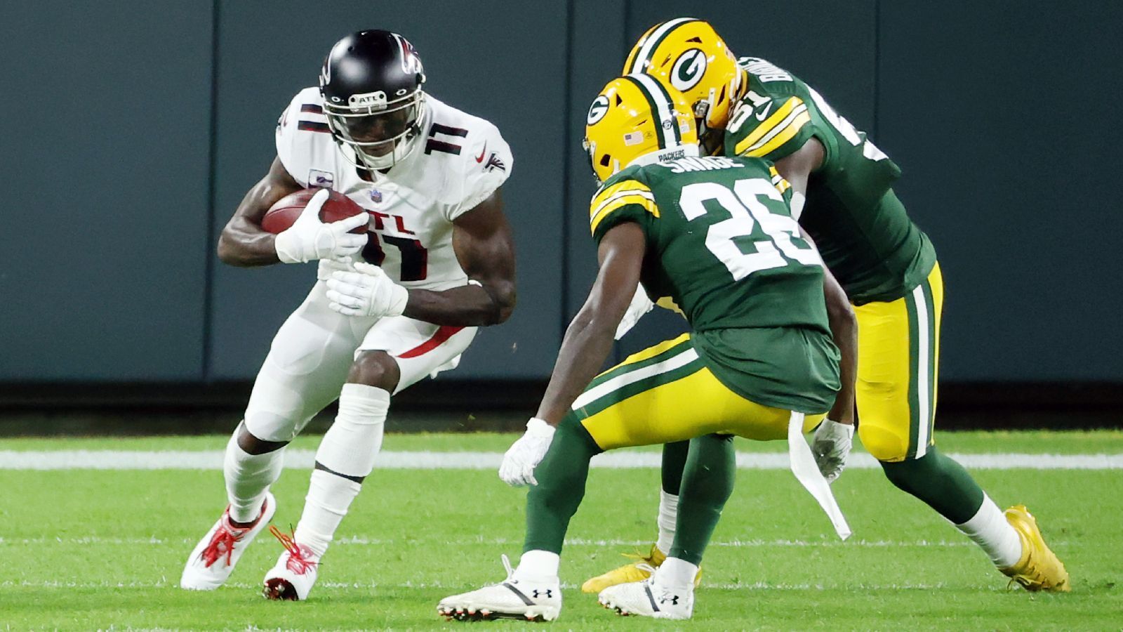 
                <strong>Green Bay Packers</strong><br>
                Seit jeher wird für Aaron Rodgers ein weiterer Top-Receiver neben Davante Adams verlangt. Die Antwort darauf könnte Julio Jones sein, der zwar in die Jahre gekommen ist, aber immer noch gegnerischen Defensive Coordinators Kopfschmerzen bereiten kann. Allerdings müsste Jones für sehr wenig Geld unterschreiben, die Packers haben kaum noch Spielraum innerhalb der Gehaltsobergrenze.
              