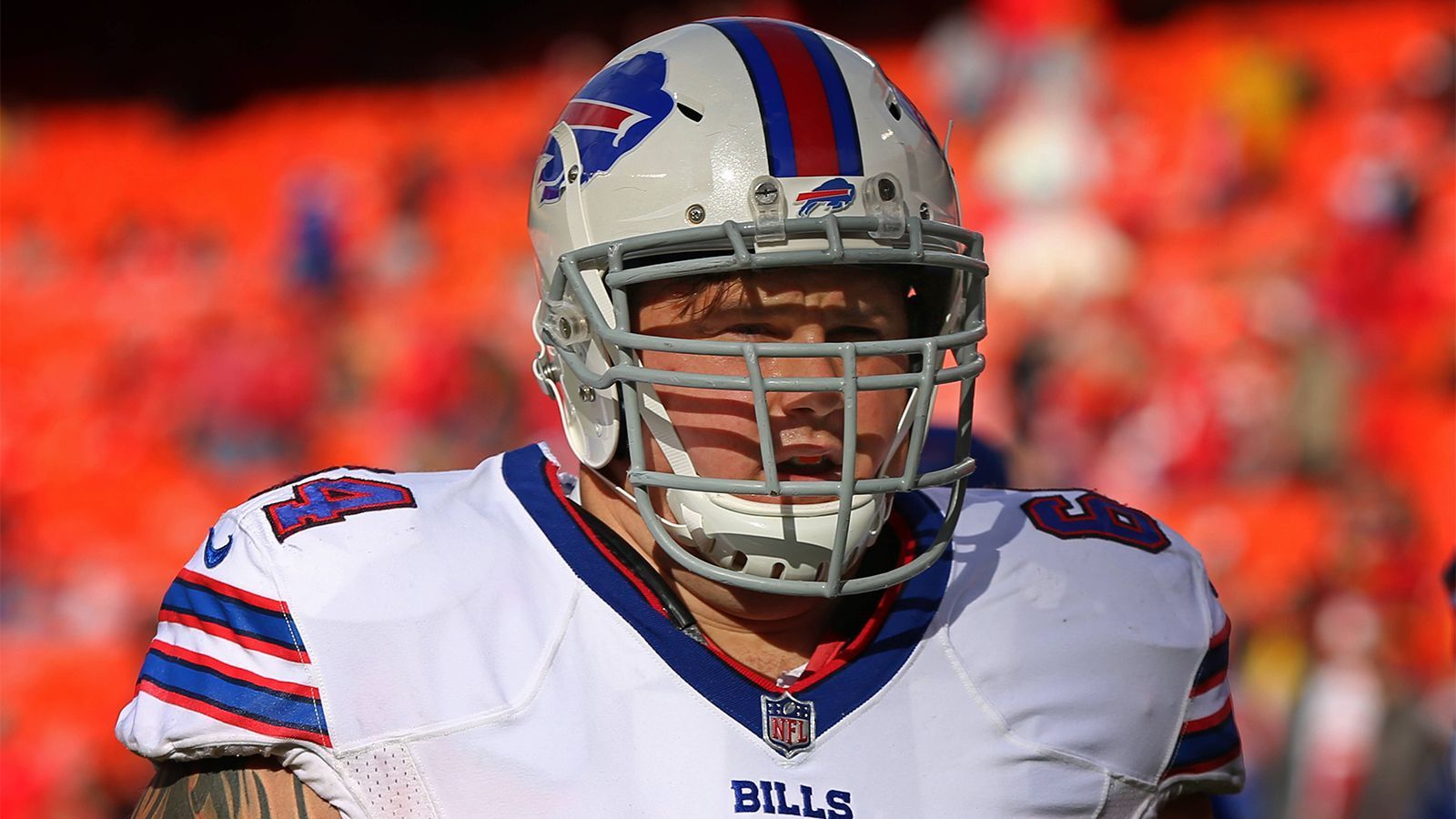 
                <strong>Richie Incognito (Oakland Raiders)</strong><br>
                Offensive Lineman Richie Incognito von den Oakland Raiders wurde für die ersten beiden Spiele der kommenden Saison gesperrt. Der 36-Jährige fiel in der Vergangenheit durch mehrere Verfehlungen abseits des Feldes auf. Incognito hatte in Gesprächen über die Beerdigung seines Vaters in einem Bestattungsinstitut randaliert und den Mitarbeitern gedroht, sie zu erschießen. Im Gerichtsprozess vor einem Monat plädierte er schließlich auf schuldig. Trotz der bekannten Verhaltensprobleme nahmen die Oakland Raiders das Enfant Terrible für ein Jahr unter Vertrag. Wie Tom Pelissero vom "NFL-Network" berichtet, wolle die Franchise ihn dabei unterstützen, sich selbst zu helfen.
              