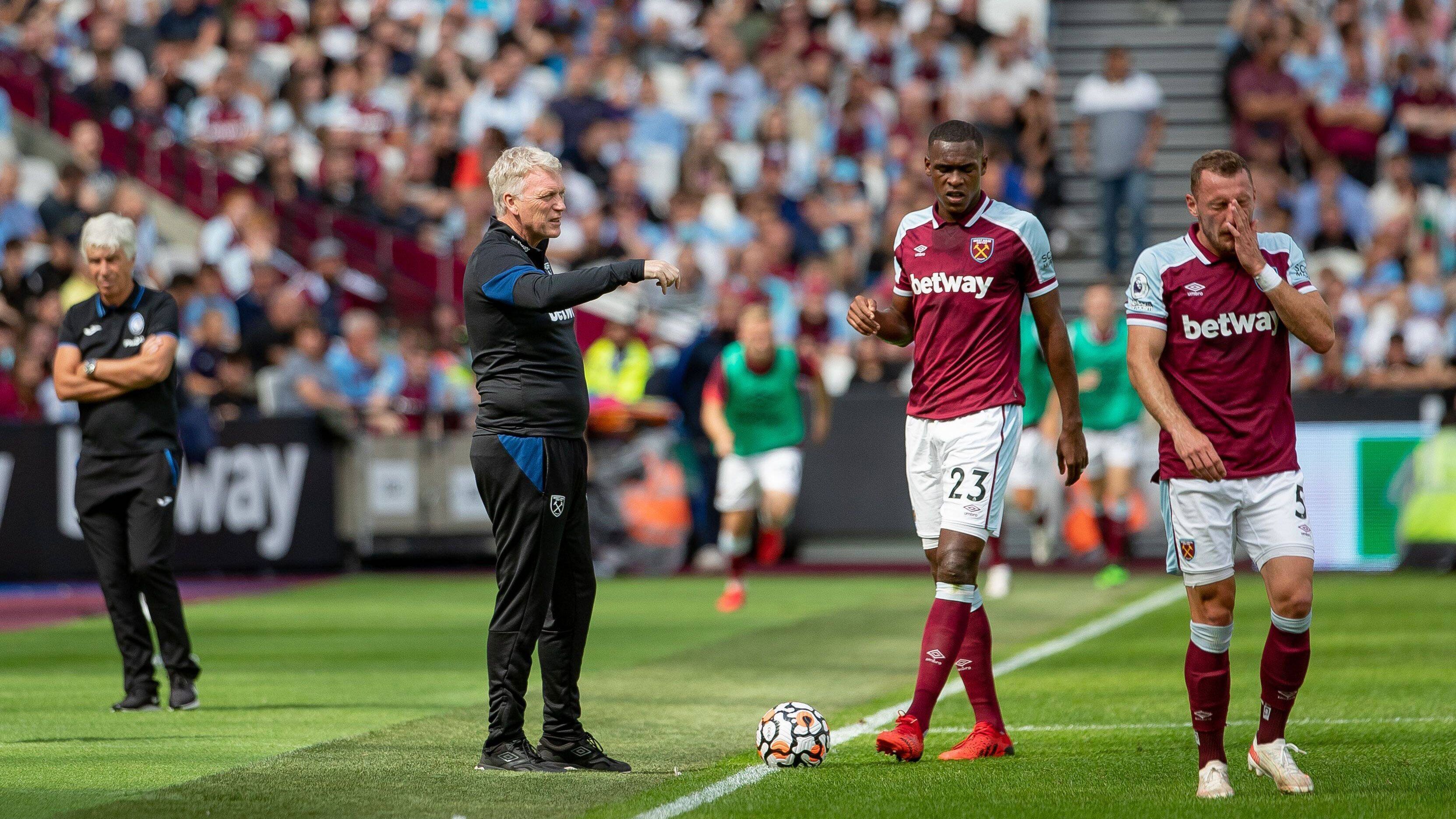 
                <strong>West Ham United</strong><br>
                Die Vorbereitung verlief für die Mannschaft von Coach David Moyes größtenteils erfolgreich. Zwar gab es Unentschieden gegen die unterklassigen Klubs FC Dundee und Leyton Orient, doch die Begegnungen gegen Celtic Glasgow (6:2) und Champions-League-Teilnehmer Atalanta Bergamo (2:0) wurden erfolgreich gestaltet. "Wir waren mit dem Ball am Fuß manchmal ein wenig zu langsam, aber im Großen und Ganzen war das ordentlich", so der schottische Übungsleiter gegenüber dem vereinseigenen TV-Sender. Den "Hammers" steht, gemessen an dem Ergebnis der vorherigen Runde und einiger englischen Wochen aufgrund der Europa League eine schwierige Saison bevor. Unterschätzen sollten die Top-Teams den Hauptstadtklub aber keinesfalls. ran-Tipp: West Ham steht am Ende auf Platz acht.
              