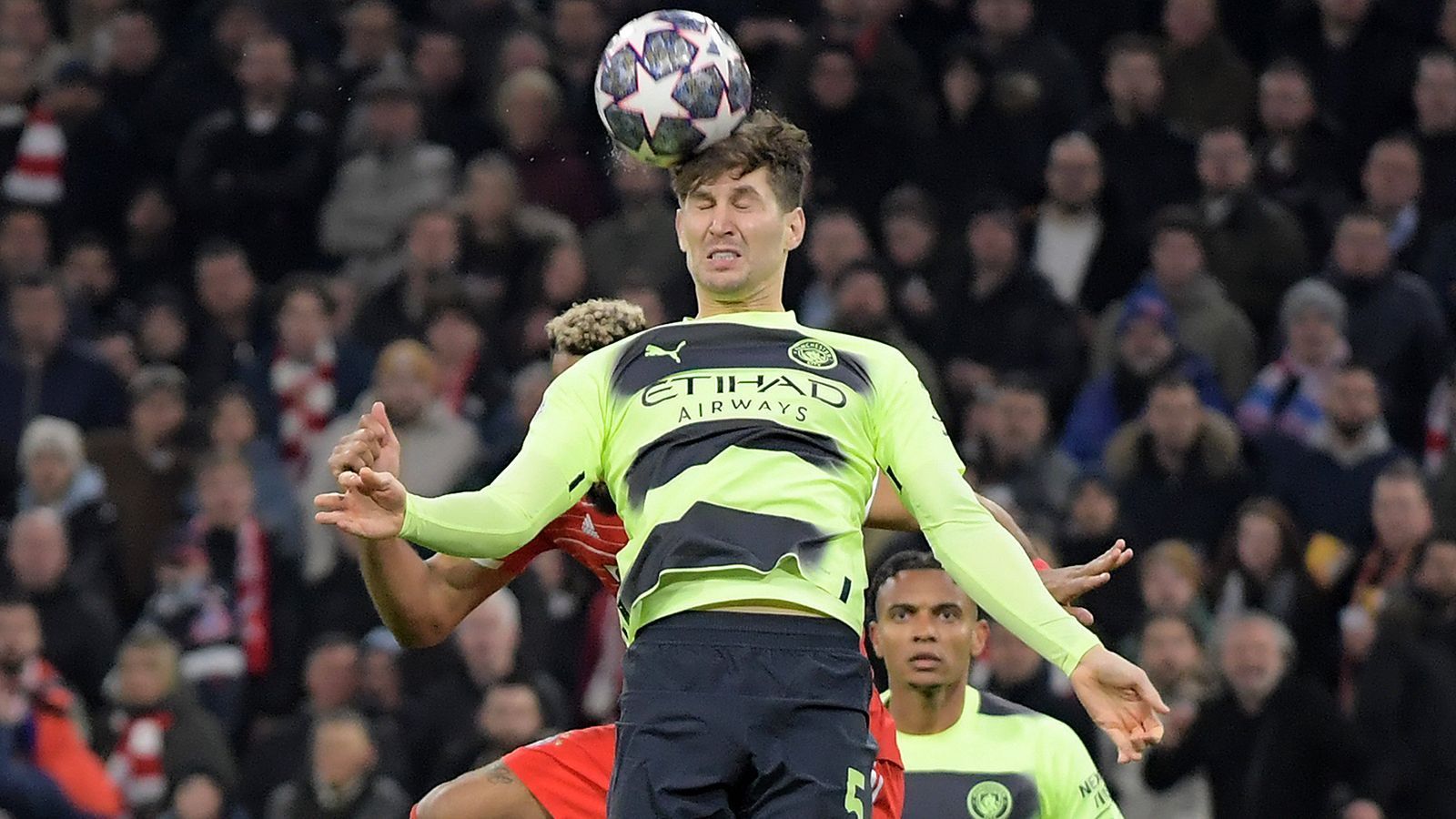 
                <strong>John Stones (Manchester City) </strong><br>
                Erneut eine überzeugende Vorstellung des Engländers, der sich aufgrund der bayrischen Dominanz meist weit in die Viererkette zurückfallen lässt anstatt wie im Hinspiel vor ihr zu agieren. Dort immer wieder mit wichtigen Ballgewinnen. ran-Note: 2
              