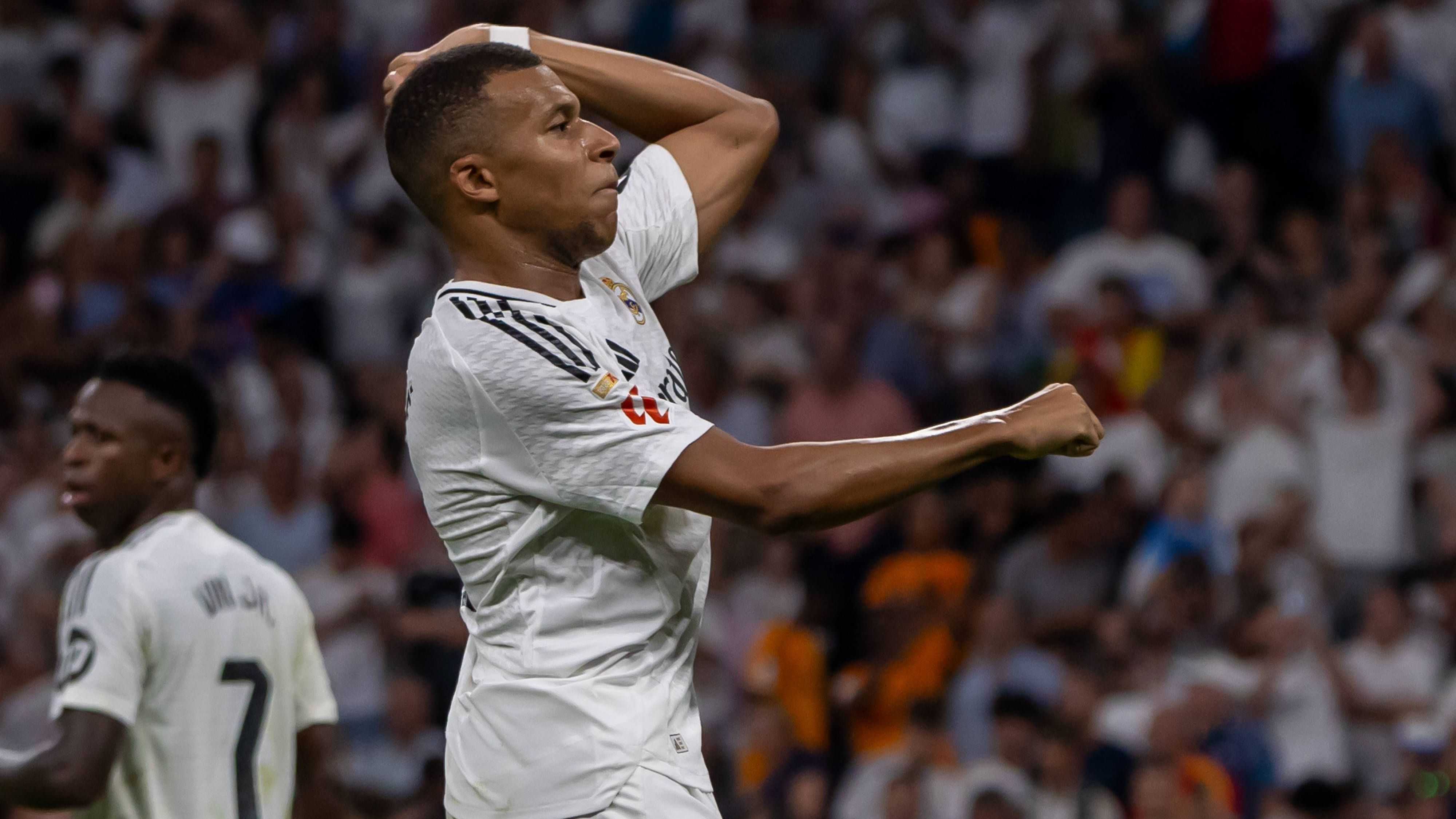 <strong>Kylian Mbappe (FC Liverpool)</strong><br>Glaubt man der französischen Sportzeitung "L'Equipe", wäre Kylian Mbappe vor zwei Jahren fast beim FC Liverpool gelandet. Da er im Sommer 2022 mit der Transferpolitik seines Klubs Paris Saint-Germain nicht einverstanden gewesen sei, habe der Stürmerstar über einen Abschied aus der französischen Hauptstadt nachgedacht.