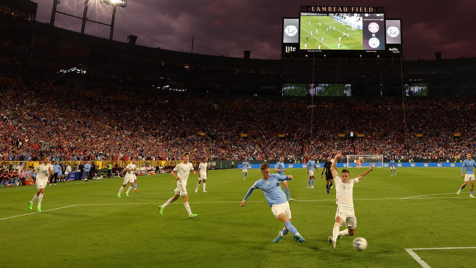 
                <strong>FC Bayern gegen Manchester City: Premiere im Lambeau Field</strong><br>
                Die letzte Generalprobe des FC Bayern vor dem Supercup gegen RB Leipzig (Samstag, 30. Juli ab 19:00 Uhr live in SAT.1 und auf ran.de) ging schief. Dabei war der Anlass mehr als würdig: Denn die Bayern trafen in Green Bay auf den englischen Meister Manchester City. Im legendären Lambeau Field der Green Bay Packers fand zum ersten Mal überhaupt ein Fußballspiel statt.
              