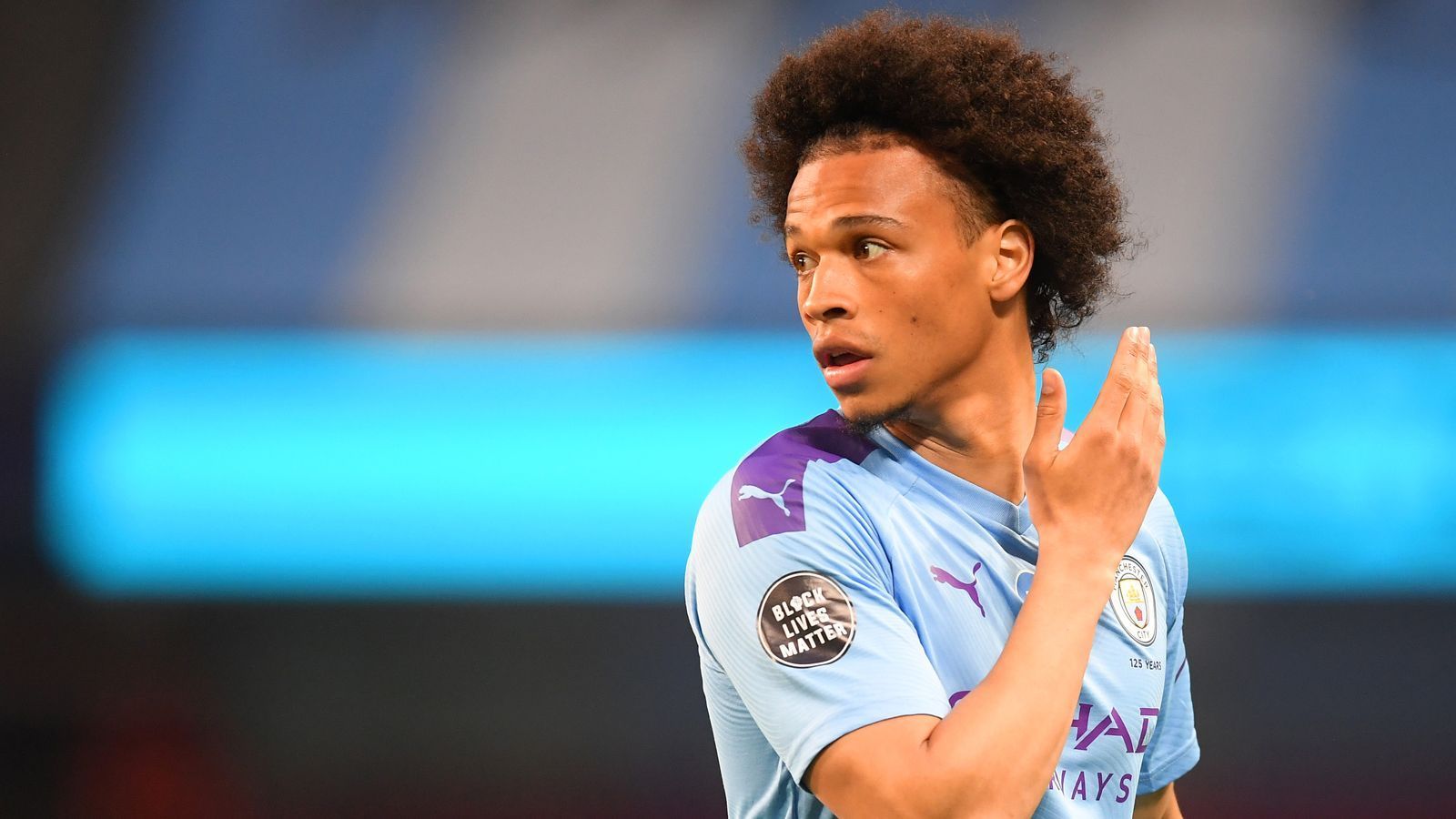 
                <strong>Leroy Sane (FC Bayern München)</strong><br>
                Der FC Bayern hat die Verpflichtung von Nationalspieler Leroy Sane perfekt gemacht. Der Flügelstürmer kommt für kolportierte 50 Millionen Euro Ablöse von Manchester City an die Isar und gilt als Hoffnungsträger für die nächsten Jahre. Der 24-Jährige ist von Beginn an gefordert, womöglich gar eine Ära zu prägen. Erschwert wird dieses Vorhaben dadurch, dass Sane einen großen Teil der noch laufenden Saison in England wegen eines Kreuzbandrisses verpasste und so im September wohl kaum schon in Topform sein wird. 
              