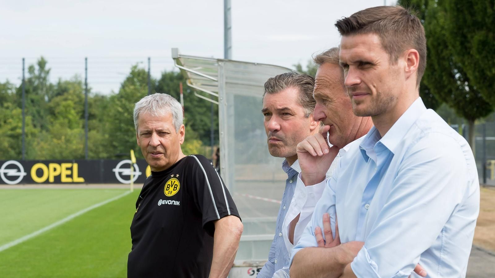 
                <strong>Borussia Dortmund</strong><br>
                Ebenfalls ein neues, dafür aber altbekanntes Gesicht in Dortmund. Sebastian Kehl ist ab dieser Saison für die Lizenzspielerabteilung des BVB zuständig.
              