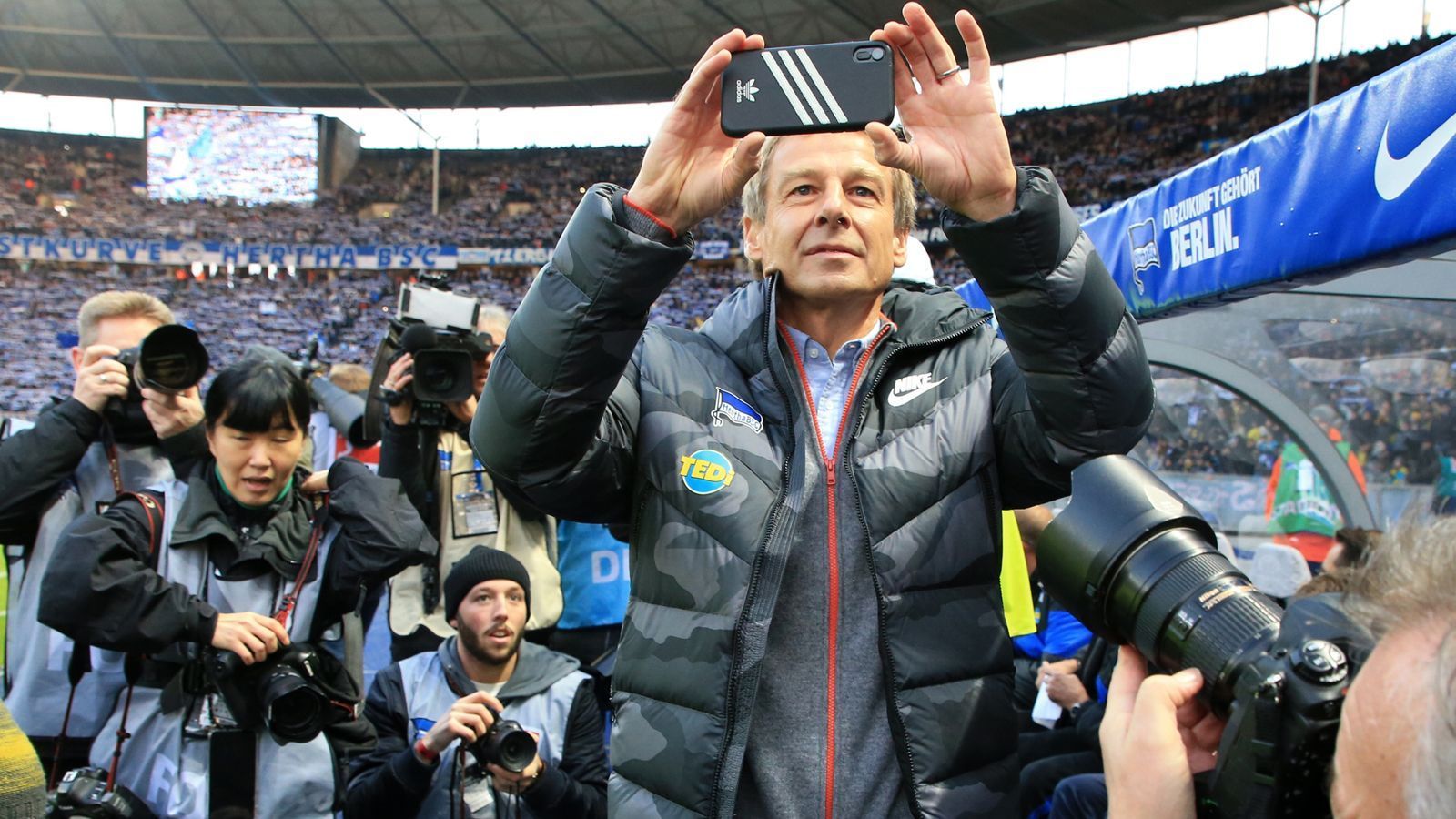
                <strong>13. Spieltag: Klinsmann kehrt zurück</strong><br>
                Ende November sorgt Hertha BSC für einen Paukenschlag: Der kriselnde Hauptstadtklub holt Jürgen Klinsmann nach zehn Jahren in die Bundesliga zurück. Co-Trainer sind Alexander Nouri und Markus Feldhoff, Torwart-Trainer bis zum Jahresende Andreas Köpke, weil er dann zum DFB zurück muss.
              