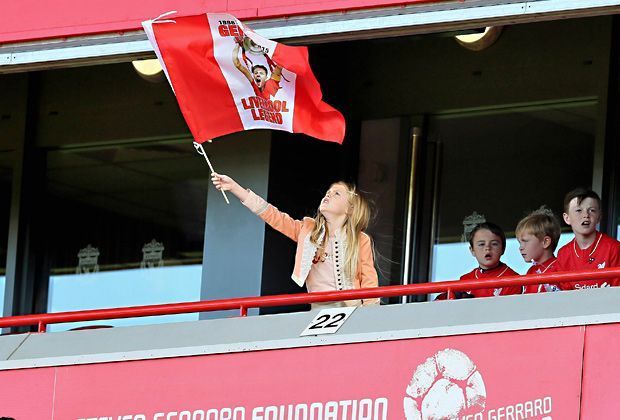 
                <strong>Steven Gerrard - Abschied vom FC Liverpool</strong><br>
                Im Stadion: Auch Gerrards Tochter zeigt stolz Flagge.
              