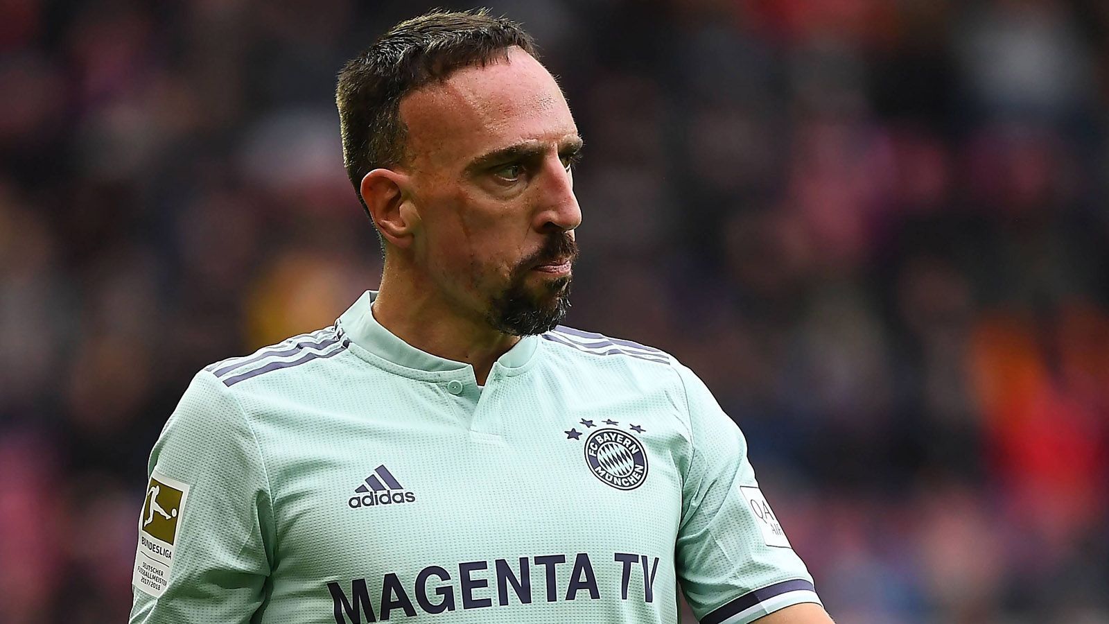 
                <strong>Franck Ribery</strong><br>
                Glaubt man der "Sportbild" ist der Altmeister des FC Bayern mit der aktuellen Situation überhaupt nicht zufrieden. Grund soll die Anti-Spionage-Politik des Vereins sein. Weil Startaufstellungen mehrfach frühzeitig öffentlich bekannt geworden waren, entschied sich Trainer Niko Kovac dazu, seine Spieler erst kurz vor Anpfiff zu unterrichten. Ribery soll das als persönlichen Affront empfinden. Auch Rummenigges Aussage bei der Krisen-PK, wonach zwischen Medien und Beratern "gedealt" werde, "um Interna zu bekommen", empfand Ribery wie der Rest der Mannschaft als blankes Misstrauen. Ein klärendes Gespräch mit Salihamidzic soll nicht den gewünschten Erfolg gebracht haben. Zoff-o-meter: Eskalation möglich.
              