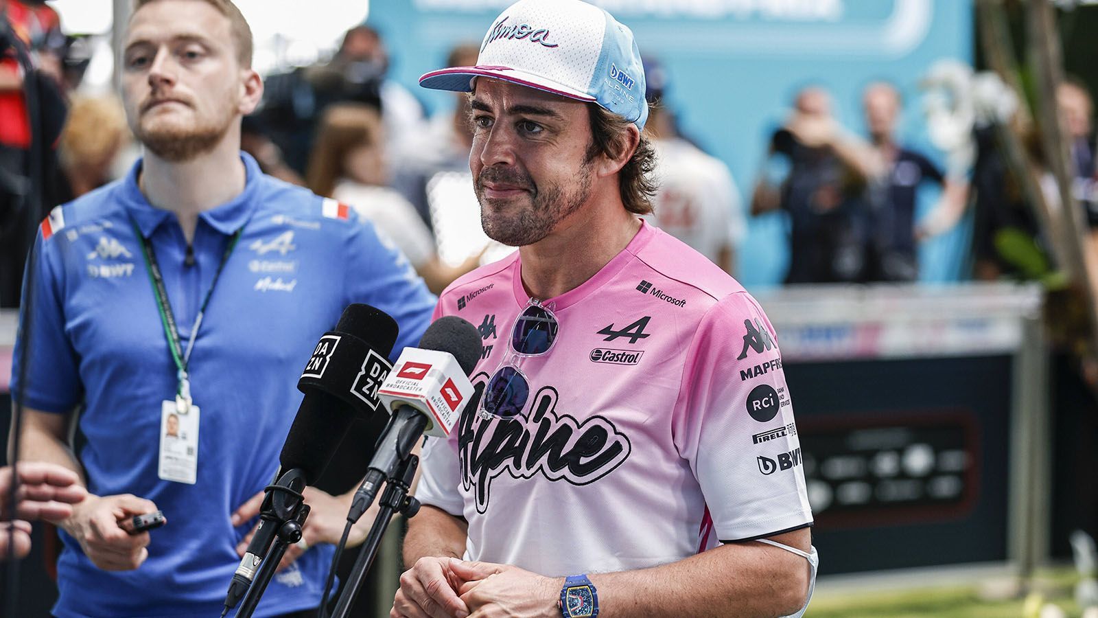 
                <strong>Fernando Alonso (Alpine)</strong><br>
                Der Altmeister erlebte einen schlechten Saisonstart. Einzig beim Auftakt in Bahrain holte der Spanier Punkte. Während er im Qualifying-Duell gegen seinen Teamkollegen Esteban Ocon noch führt (3:2), muss er im Rennen oft Federn lassen (0:5). In Australien gelang ihm in Q3 fast eine Fabelrunde. Auf Pole-Kurs konnte er einen Crash aber nicht vermeiden. Dank seiner Erfahrung dürfte Alonso, trotz ausbleibender Ergebnisse, ruhig bleiben. In den kommenden Rennen muss er allerdings konstant Punkte erzielen. ran-Note nach fünf Rennen: 
              