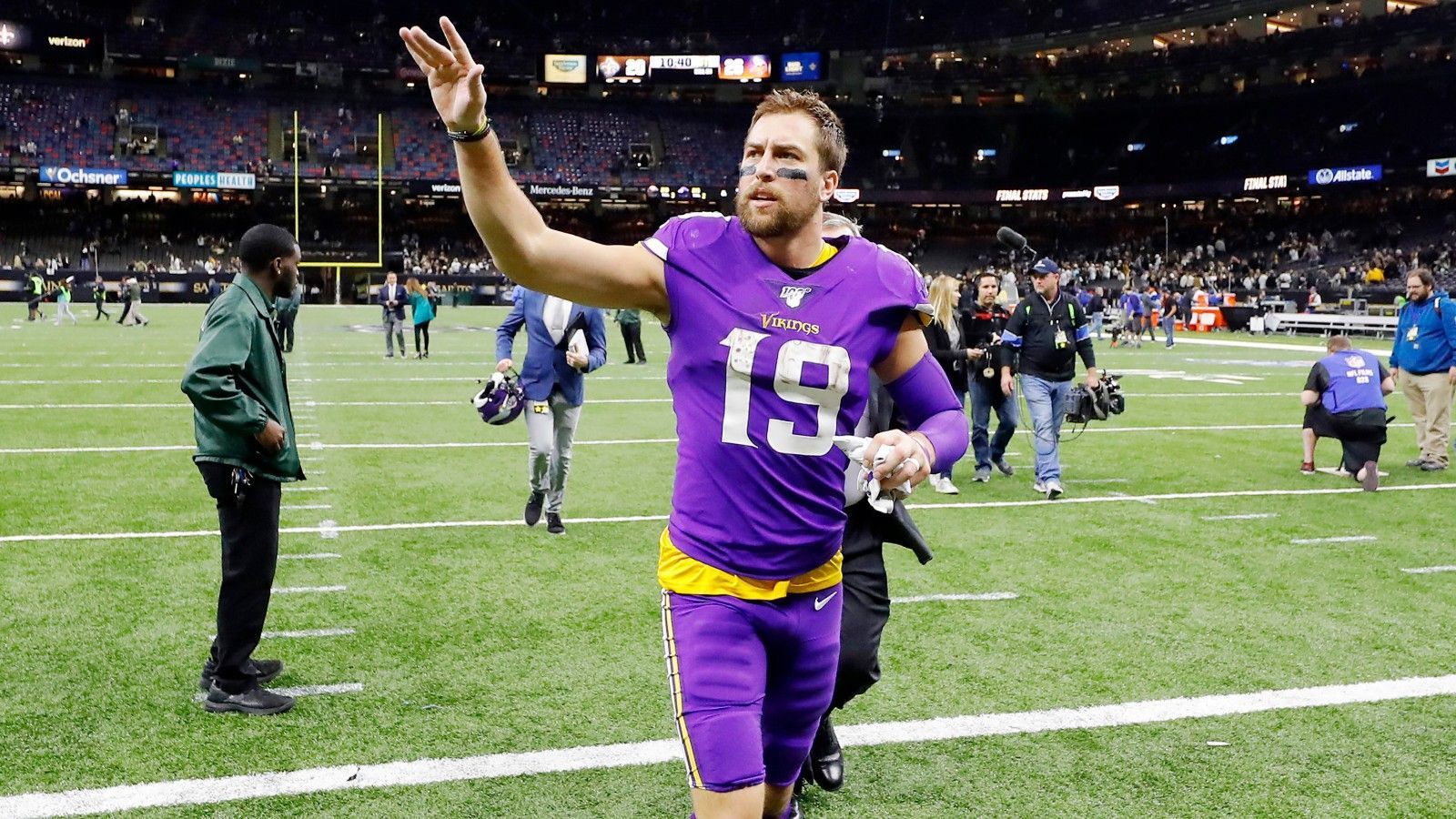 
                <strong>Minnesota Vikings: Adam Thielen (Offense)</strong><br>
                Adam Thielen bekommt nach dem Trade um Stefon Diggs mehr Verantwortung. Nachdem die Vikings im Draft Justin Jefferson verpflichtet haben, muss Thielen wohl weitestgehend aus dem Slot ausweichen und es Woche für Woche mit dem besten Cornerback des gegnerischen Teams über außen aufnehmen. Thielen muss beweisen, dass er auch als klare Nummer eins eine Stütze für sein Team sein kann.
              