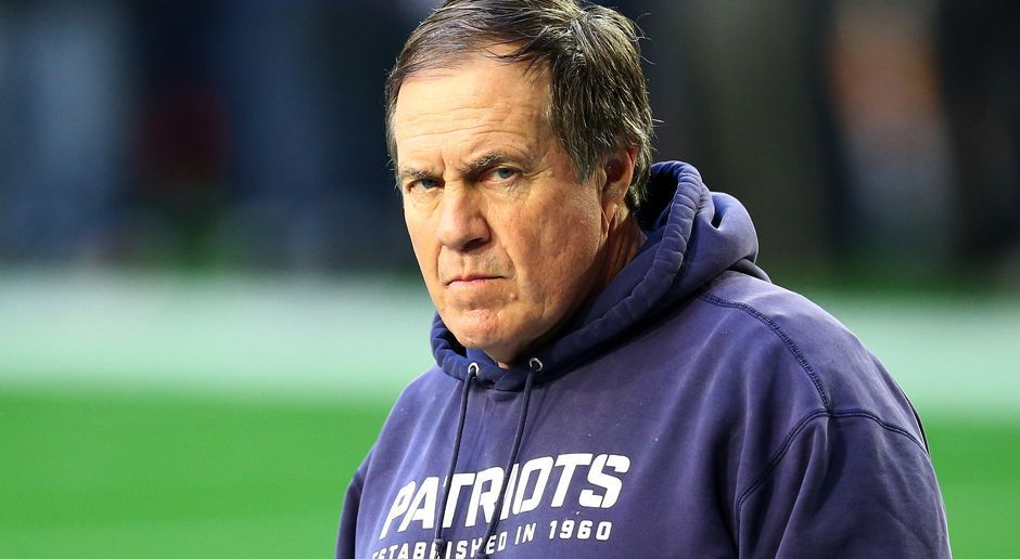 
                <strong>Bill Belichick</strong><br>
                Bill Belichick: Der größte Griesgram mit Hoodie seit Imperator Palpatine bei Star Wars. Klar, der Mann versteht sein Handwerk wie kein Zweiter und ist eine NFL-Legende. Aber: Immer wieder ist der notorisch unfreundliche Coach der Patriots auch ganz vorne dabei, wenn es darum geht, die Regularien bis zum Limit zu verbiegen - und immer wieder auch zu brechen. Schon sein Engagement bei den Patriots verlief grenzwertig: Eigentlich sollte er bei den New York Jets auf einer Pressekonferenz als neuer Head Coach vorgestellt werden. Stattdessen verkündete er an seinem zweiten Arbeitstag seinen Rücktritt - und ging zu den Pats.
              