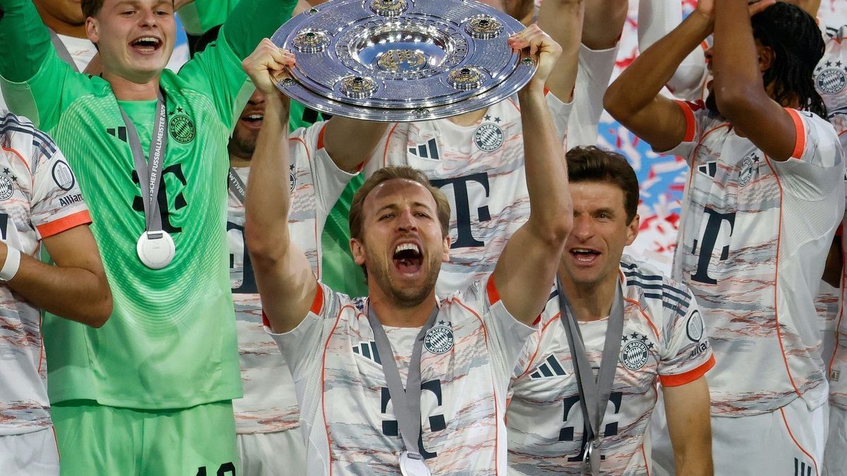 Harry Kane mit Meisterschale