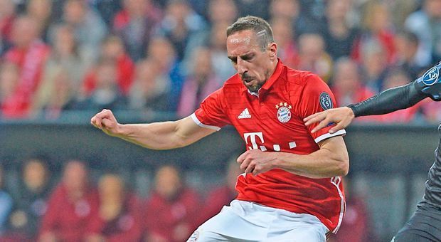 
                <strong>Franck Ribery (FC Bayern München)</strong><br>
                Phasenweise Mittelstürmer, tauscht mit Müller immer wieder mal die Position. Hat Pech bei einer Direktabnahme, die abgeblockt wird. Holt den vermeintlichen Handelfmeter gegen Carvajal raus. Baut auch nach der Pause ab. Macht in der 66. Platz für Douglas Costa. ran-Note: 3
              