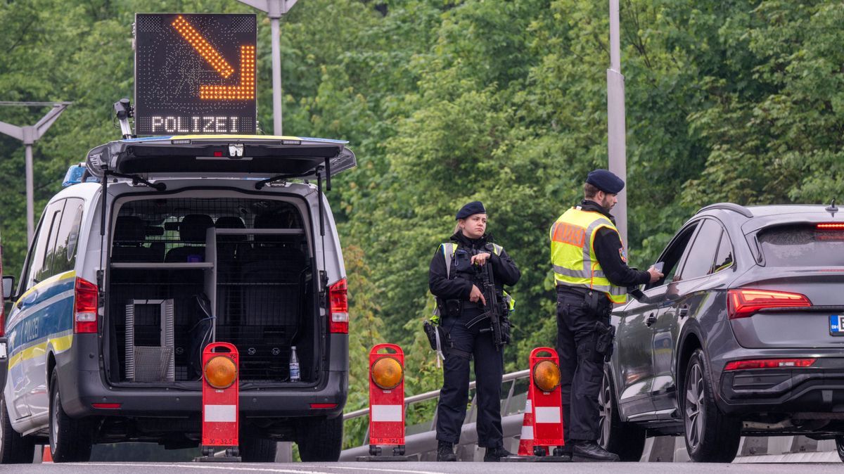 Bundespolizisten stehen am Grenzübergang zwischen dem Ort Freilassing (Deutschland) und der Stadt Salzburg (Österreich) auf der Saalachbrücke und kontrollieren die Einreise. 