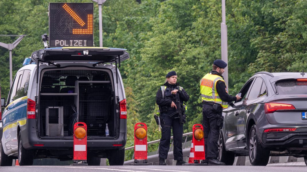 Bundespolizisten stehen am Grenzübergang zwischen dem Ort Freilassing (Deutschland) und der Stadt Salzburg (Österreich).