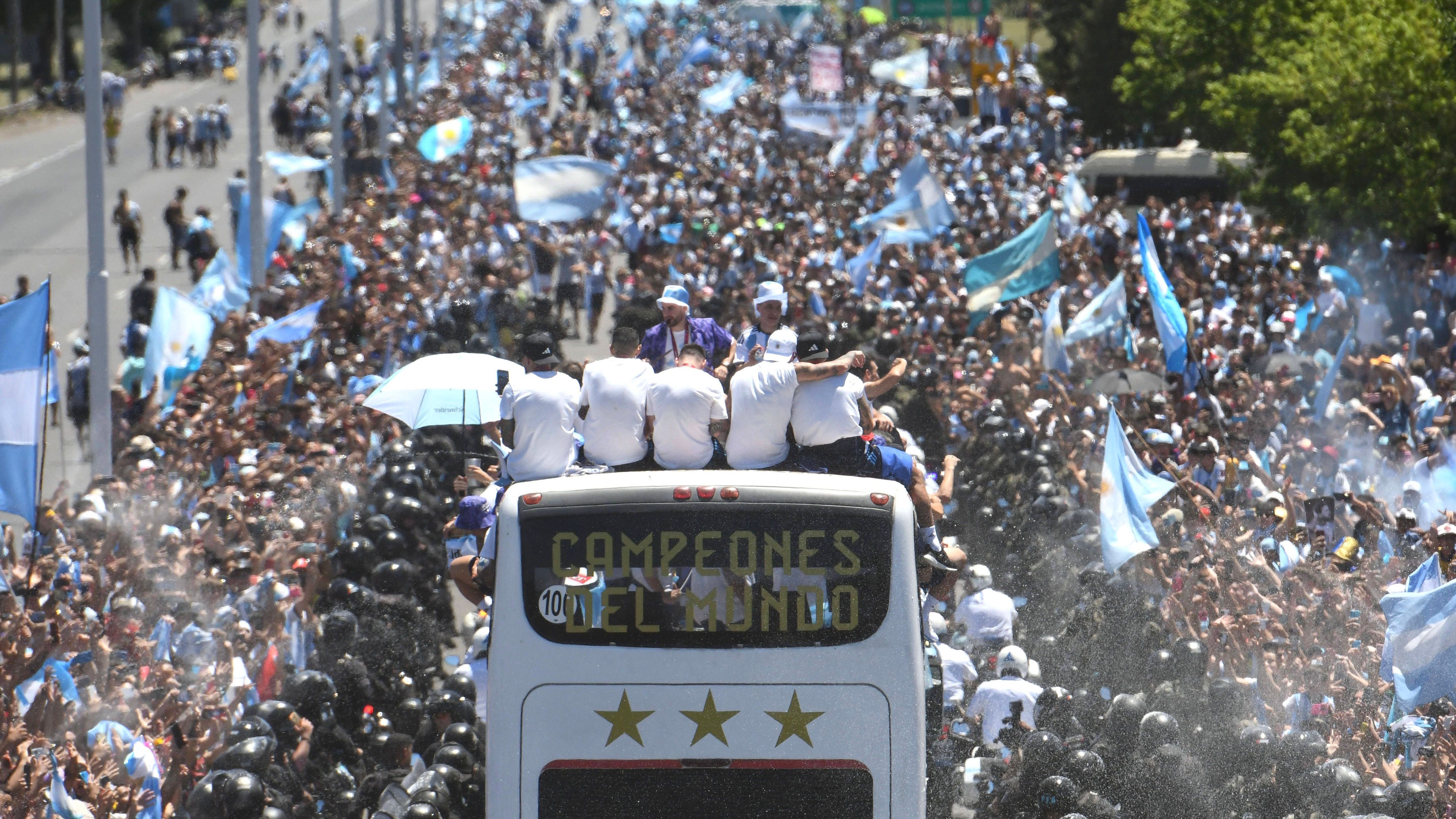 <strong>Argentinien: Weltmeister 2022</strong><br>Die Feier nahm zeitweise chaotische Ausmaße an. Für Aufsehen sorgte ein Fan, der von einer Brücke auf den Bus der Mannschaft springen wollte und ihn verfehlte. Er wurde zwar verletzt, feierte aber auf der Trage noch weiter. Die Mega-Party musste dennoch unterbrochen werden. Am Ende flog das Team noch mit dem Helikopter über die feiernden Massen hinweg.