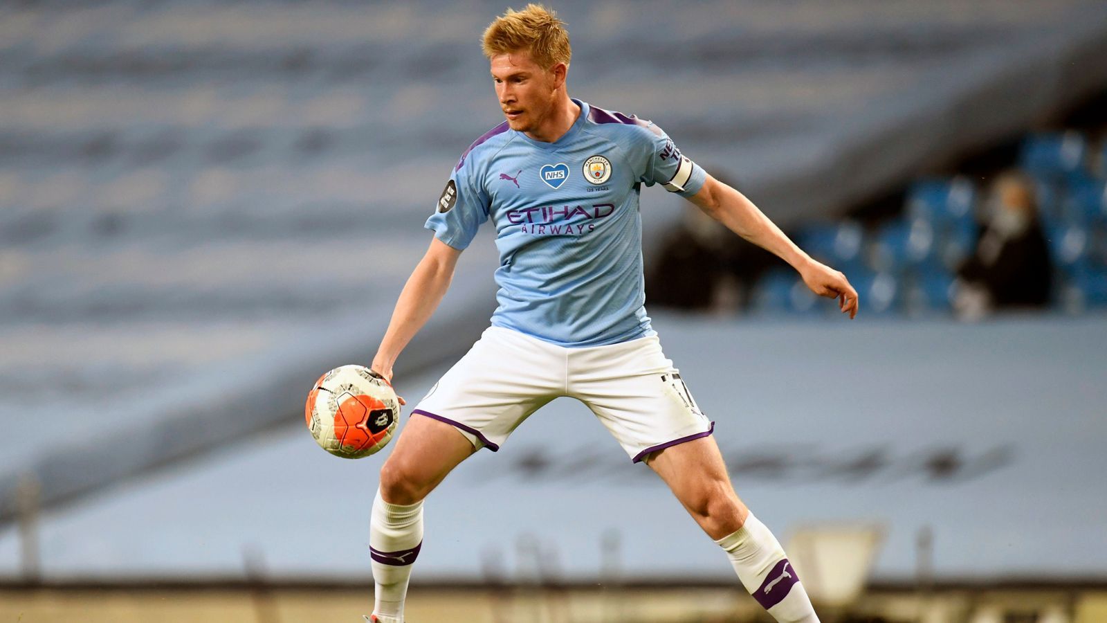 
                <strong>Kevin De Bruyne</strong><br>
                Auch der Belgier Kevin De Bruyne arbeitet seit 2016 unter Guardiola bei Manchester City, nachdem ein Transfer des angeblichen Pep-Wunschspielers nach München zuvor nicht geklappt hatte. Der frühere Wolfsburger De Bruyne wechselte 2015 vom VfL zu den "Sky Blues" und kostete damals kolportierte 76 Millionen Euro. Damit ist De Bruyne bis heute der teuerste Neuzugang in der Vereinsgeschichte von ManCity.  Nachdem der Champions-League-Ausschluss für Manchester City nach dem CAS-Urteil vom Tisch ist, dürfte einem Verbleib des noch bis 2023 vertraglich gebundenen De Bruyne bei ManCity und damit Pep Guardiola nichts mehr im Wege stehen. In den bisherigen vier Jahren unter Guardiola lief der Belgier 179 Mal auf (40 Tore, 76 Vorlagen).
              