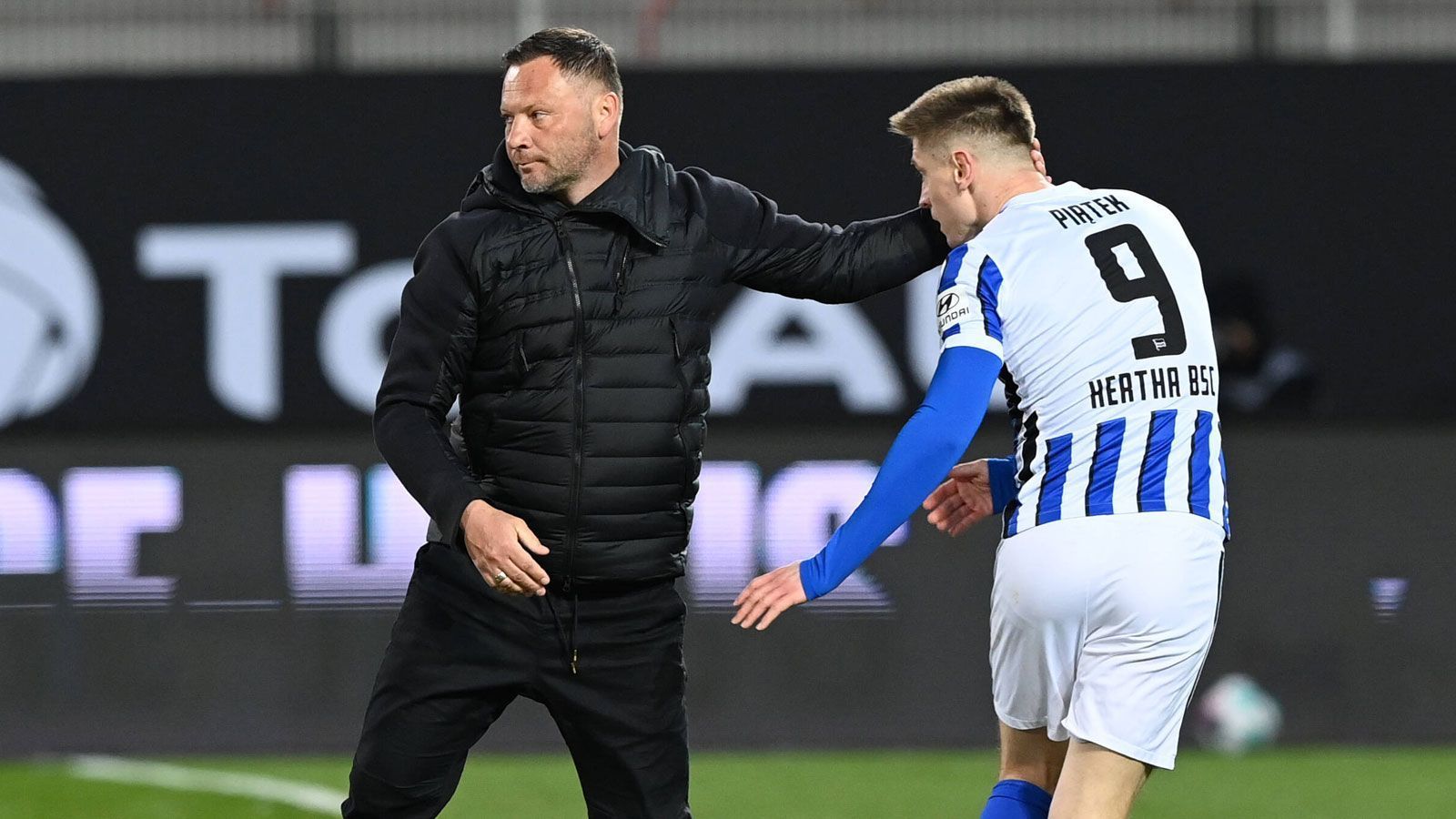 
                <strong>Geteilter 14. Platz: Pal Dardai (Hertha BSC)</strong><br>
                Derzeit befindet sich der Ungar, wie auch das gesamte Team von Hertha BSC, in Quarantäne und kann daher am Wochenende keinen Spieler bringen, der durch ein Tor oder eine Vorlage glänzt. Bislang gelang ihm das in der laufenden Saison dreimal, unter Vorgänger Labbadia wurden sogar elf Torbeteiligungen eingewechselt. So kommt es auch, dass der zweitbeste Joker der Liga in der Hauptstadt unter Vertrag steht - Stürmer Krzysztof Piatek (vier Treffer, zwei Vorlagen).
              