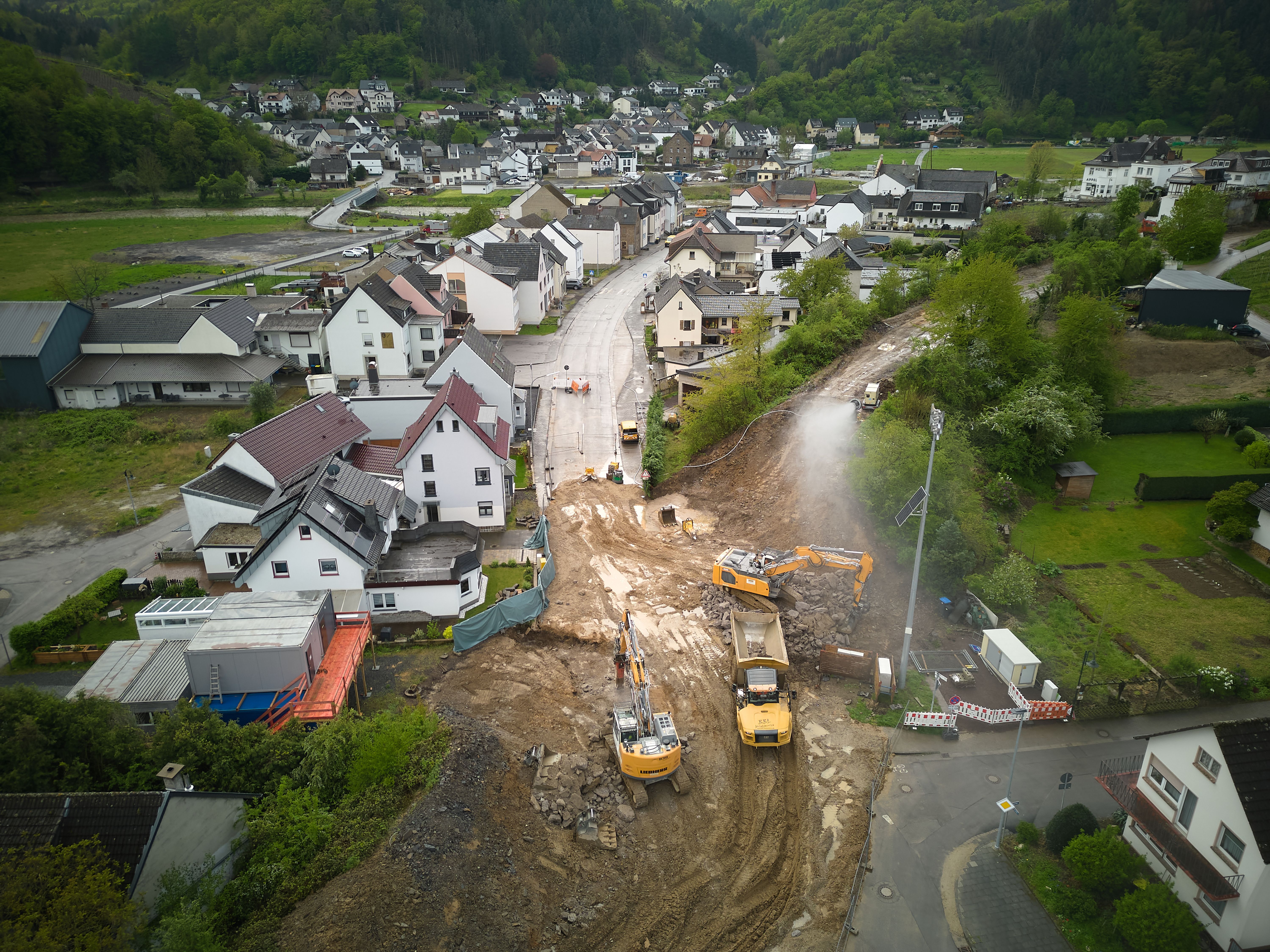 Die Arbeiten in der Katastrophenregion gehen heute noch weiter. Mit schwerem Gerät wird an der Ahr der Wiederaufbau der Bahnstrecke vorangetrieben. 