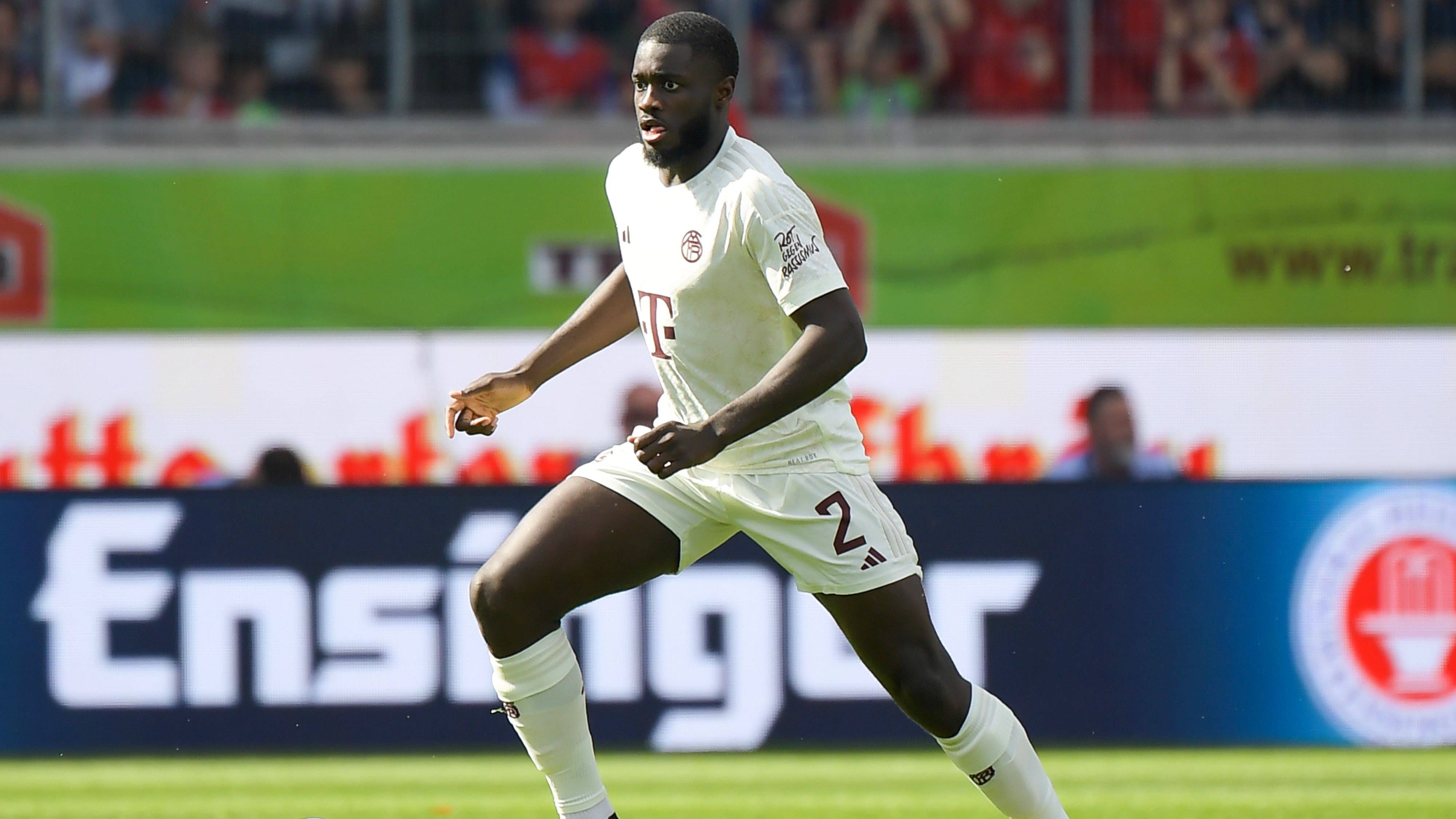 <strong>Dayot Upamecano</strong><br>Rückt ebenso wie Kim in die Innenverteidigung rein und ist in der ersten Halbzeit gleichermaßen wenig unter Druck gesetzt. In den wenigen Drucksituation wirkt der Franzose allerdings immer etwas wackelig – bügelt seine kleineren Fehler zunächst aber meist selbst wieder aus. Beim 1:2 steht Upamecano dann aber völlig falsch und ermöglicht Sessa so den Weg zum Tor. Auch bei den nächsten Gegentoren unsortiert. <strong>ran-Note: 5</strong>