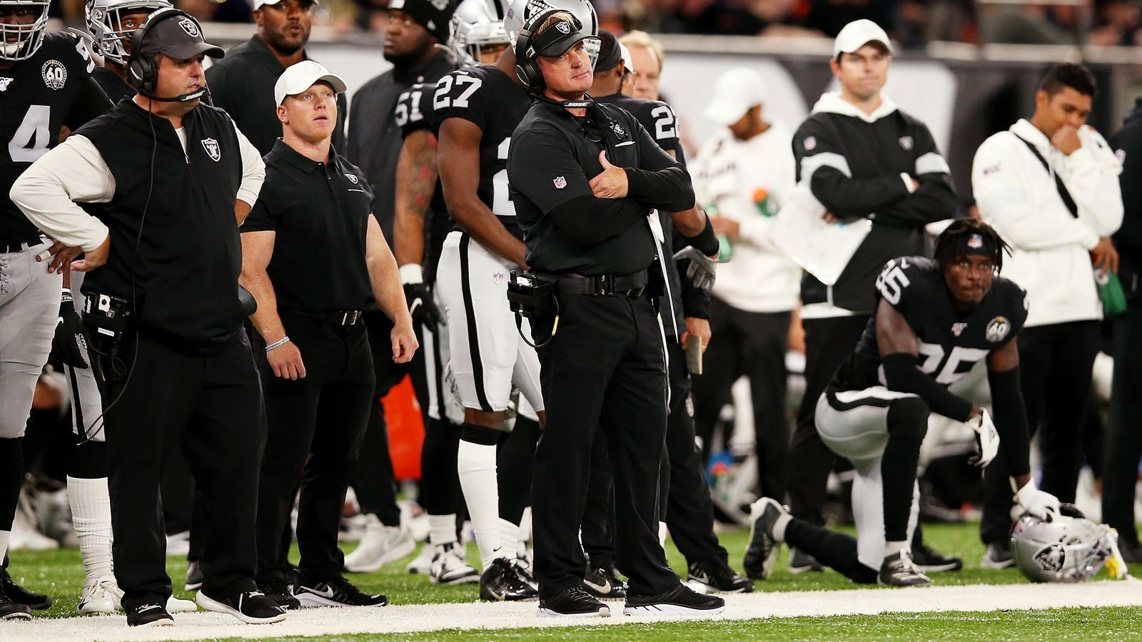 
                <strong>Gewinner: Jon Gruden</strong><br>
                Was war nicht alles über das Aufeinandertreffen zwischen Jon Gruden und Khalil Mack gesprochen, geschrieben, ja geradezu philosophiert worden? Das Spiel der Oakland Raiders gegen die Chicago Bears geriet da fast schon in den Hintergrund. Zu viel war zwischen Gruden und Mack geschehen, das Tischtuch nach Macks Trade von den Raiders zu den Bears vor der Saison 2018 zerrissen. Die Frage: Wer gewinnt das erste direkte Duell? Die Antwort: Gruden. Mack blieb nach starken ersten vier Saisonspielen blass, die Offensive Line der Raiders war bombastisch. Aber nicht nur das bessere Ende im persönlichen Duell mit Mack, auch der Erfolg seiner Raiders macht Jon Gruden zum Gewinner in Week 5. Nach fünf Spieltagen steht Oakland bei 3-2 - wer hätte das nach dem bescheidenen Vorjahr gedacht?
              