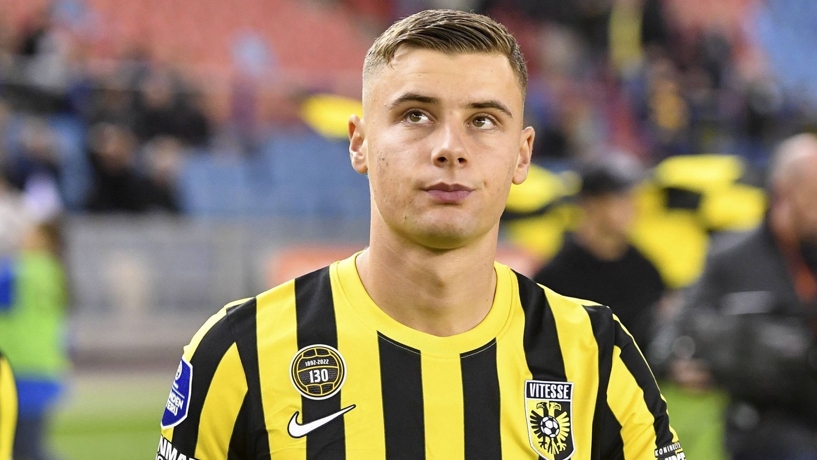 
                <strong>Gabriel Vidovic (Vitesse Arnheim)</strong><br>
                Nachdem Gabriel Vidovic im August noch im Bundesligaspiel gegen den VfL Bochum einen Assist für den FC Bayern beisteuerte, wurde der 18-Jährige kurz vor Ende der Sommertransferperiode in die niederländische Eredivisie zu Vitesse Arnheim ausgeliehen. Dort scheint er eine wichtige Rolle im Team zu spielen, denn der Kroate stand seit seiner Ankunft in jedem Spiel auf dem Platz und feierte mit seinem neuen Verein die ersten beiden Siege der Saison. Sein Leihvertrag ist zunächst auf diese Saison begrenzt. Anschließend soll er nach derzeitigem Stand zum Profiteam des Rekordmeisters zurückkehren.
              