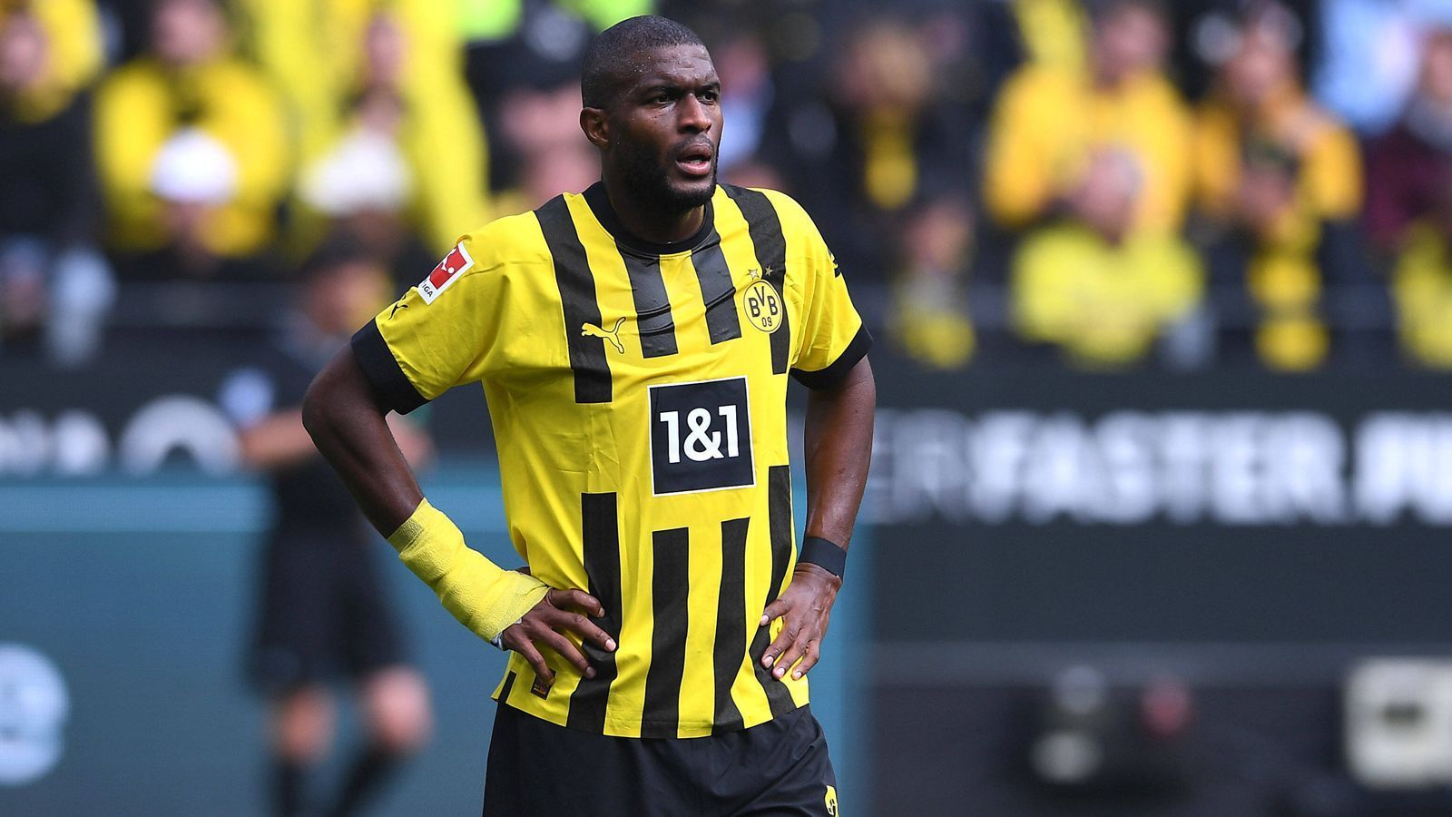 
                <strong>Anthony Modeste</strong><br>
                Der Ex-Kölner wird zum Matchwinner auf Seiten des BVB: Ist an beiden Toren der Dortmunder beteiligt, bereitet das 1:2 von Moukoko mustergütig vor und erlöst sich und die Borussia in der Nachspielzeit mit einem Kopfballtor vor der Südtribüne. Vergibt wenige Minuten zuvor eine 100-prozentige-Torchance, die ein Vollblutstürmer eigentlich nutzen muss. ran-Note: 2
              