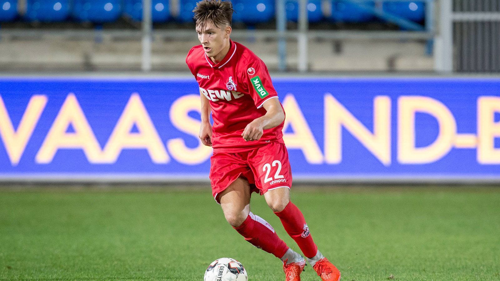 
                <strong>Noah Katterbach (1. FC Köln)</strong><br>
                Das zweite Riesentalent aus Köln heißt Noah Katterbach. Erst vor kurzem wurde der 17-Jährige mit der Fritz-Walter-Medaille in Gold als bester Spieler seines Jahrgangs ausgezeichnet. Kein Wunder also, dass Sportchef Armin Veh die Suche nach einem Linksverteidiger einstellen ließ. Katterbach ist Kölns Mann der Zukunft und stand bereits mehrmals im Profikader. Es scheint nur eine Frage der Zeit, bis er zu seinem ersten Zweitliga-Einsatz kommt.
              