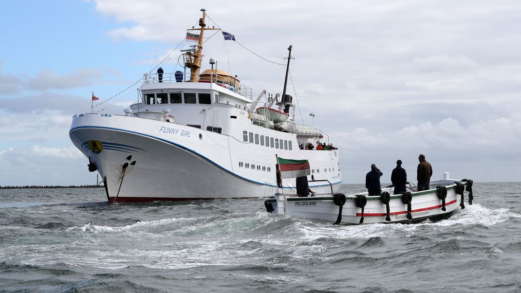 Die Helgolandfähre treibt nach einem Stromausfall auf der Nordsee.