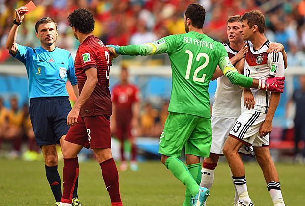 
                <strong>Der Clinch: Thomas Müller vs. Pepe</strong><br>
                Die Konsequenz: Pepe sieht vom Schiedsrichter wegen seines Ausrasters die Rote Karte. Laut @EinAugenschmaus sagt Müller danach noch zu einem portugiesischen Spieler: "I'm sorry." Und kurz darauf armehebend: "WHY?"
              