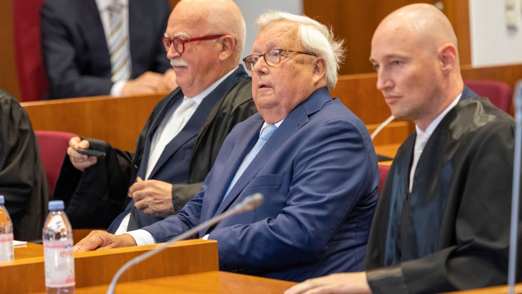 Der angeklagte Bankier Christian Olearius (Mitte) zwischen seinen Anwälten Peter Gauweiler (links) und Rudolf Hübner im Gerichtssaal im Bonner Landgericht. 