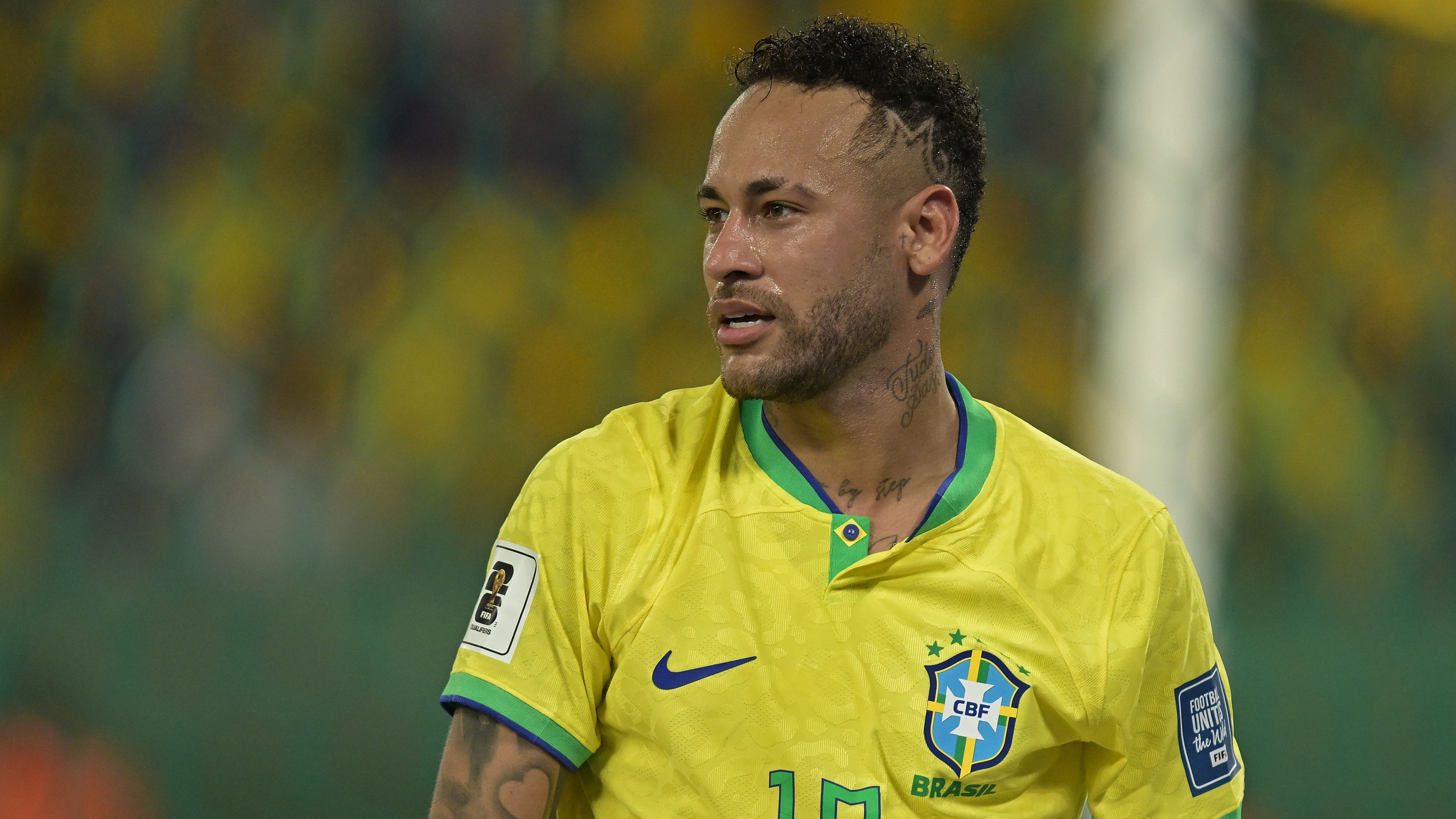 <strong>Neymar (Al-Hilal)<br></strong>Santos-Präsident Marcelo Teixeira hofft auf eine Rückkehr des aktuell verletzten Neymar zu seinem Jugendklub. "Um hier zu spielen, muss er sich gut erholen. Er wird seine Karriere fortsetzen und dann wird er kommen", wird der Klub-Boss von "ESPN" zitiert. Der Brasilianer ist aber noch bis 2025 an Al-Hilal gebunden, zudem stieg Santos im Dezember in die zweite brasilianische Liga ab.